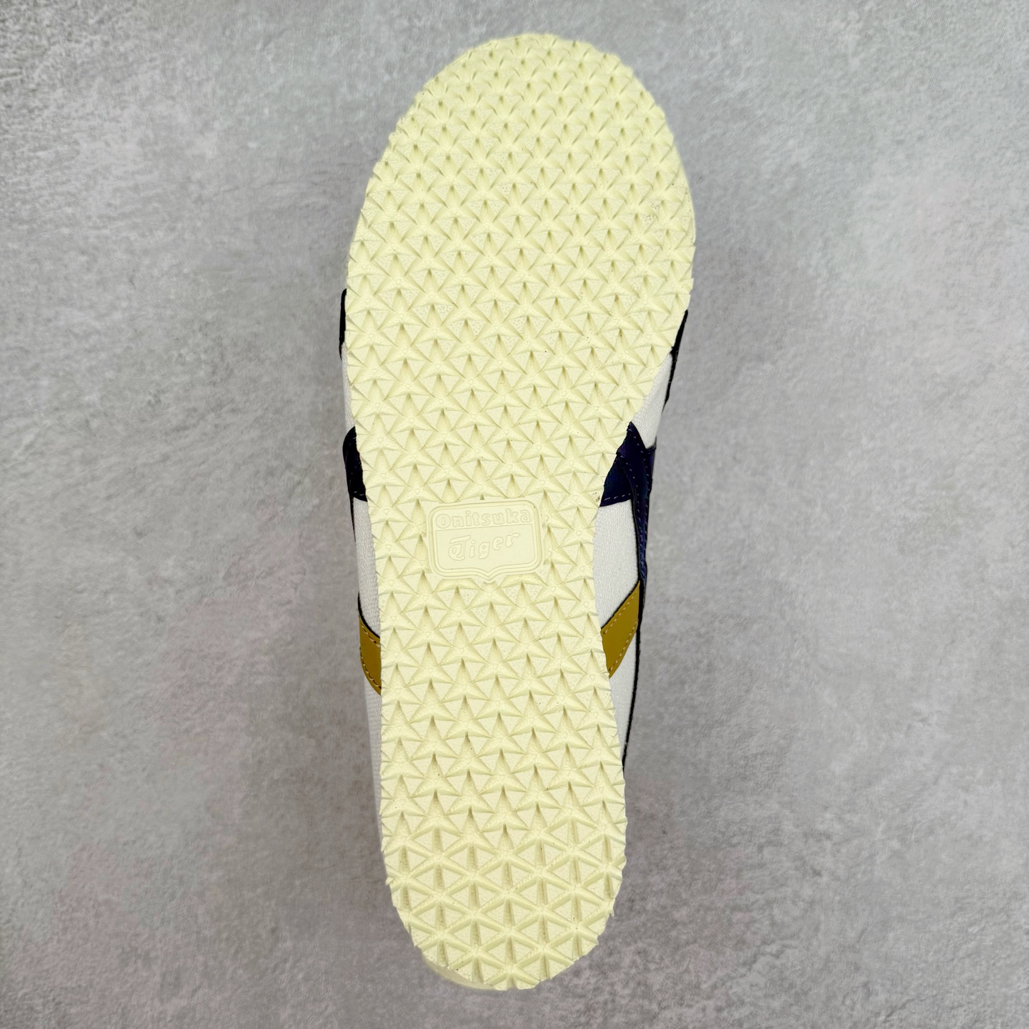 图片[9]-＃C版 Asics Onitsuka Tiger MEXICO 66 亚瑟士鬼冢虎复古经典板鞋 CNY 龙年限定 白红 市场王者选手 海外订单工厂出品 长期生产补货永不断码 超成熟稳定的做工品控 原装全套纸板楦头开发 原汁原味 完美呈现版型 私模正确鞋底咬花纹路 一比一鞋头弧度高度鞋身弧度 绝不口嗨 细节品控鞋型随意秒杀市面 原档咬花纹路私模大底 一个单元有六个三角形 总体形拼接呈现花瓣状 官方四联吊牌 原装Ortholite轻量化鞋垫 原盒原配 质保卡 说明书 钢印防尘纸 纸板中底带钢印 乳胶组合鞋垫 支持全方位的对比专柜 产品从款式颜色造型上体现出追求舒适和细节的完美 鞋类更是推崇手工制作的严谨与完美 融舒适性与可穿性的设计风格 注重细节的完美和别致魅力 既保持稳重 又不失轻松的时尚感 尺码：36 37 37.5 38 39 39.5 40 40.5 41.5 42 42.5 43.5 44 45-选品中心