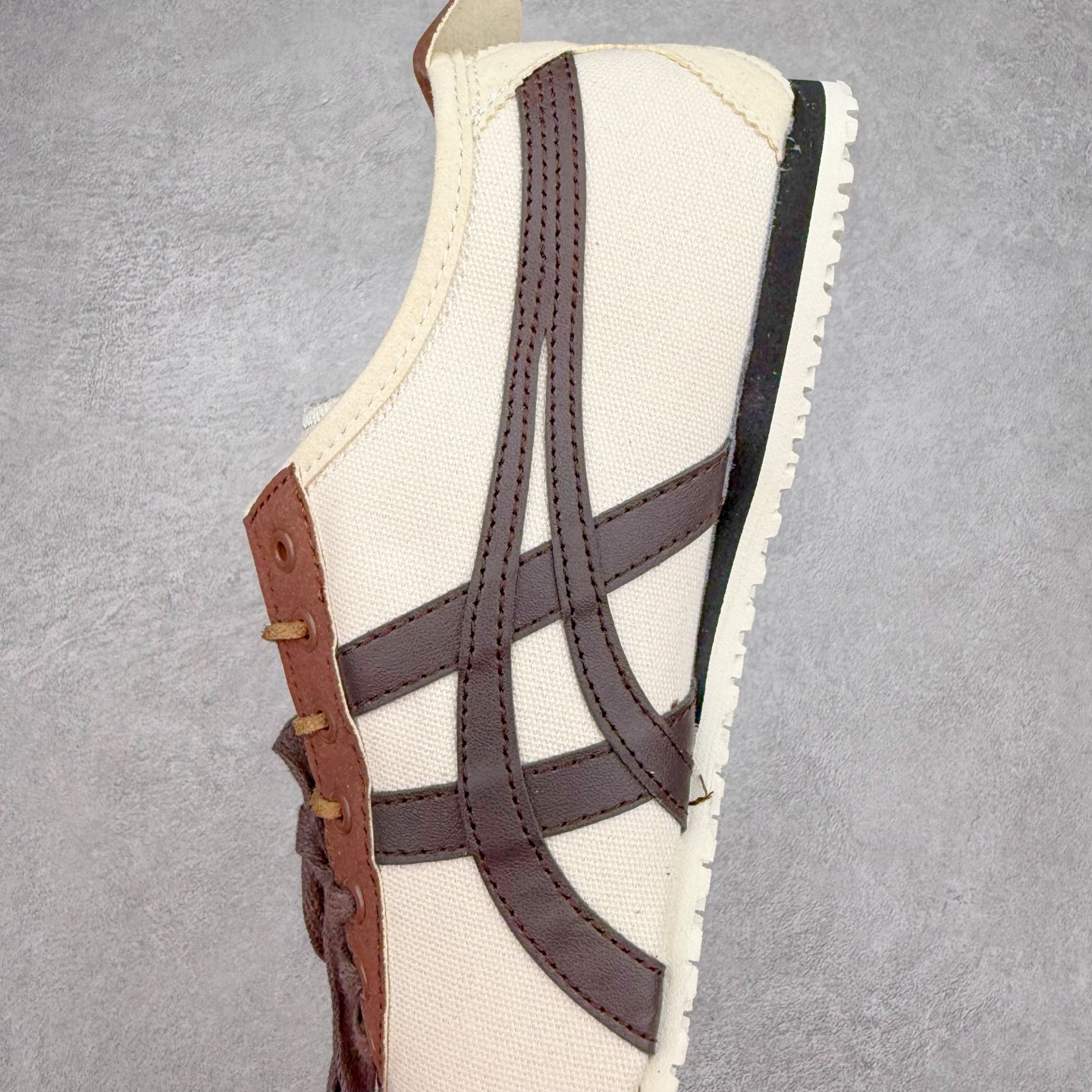 图片[7]-＃C版 Asics Onitsuka Tiger MEXICO 66 亚瑟士鬼冢虎复古经典板鞋 CNY 龙年限定 白红 市场王者选手 海外订单工厂出品 长期生产补货永不断码 超成熟稳定的做工品控 原装全套纸板楦头开发 原汁原味 完美呈现版型 私模正确鞋底咬花纹路 一比一鞋头弧度高度鞋身弧度 绝不口嗨 细节品控鞋型随意秒杀市面 原档咬花纹路私模大底 一个单元有六个三角形 总体形拼接呈现花瓣状 官方四联吊牌 原装Ortholite轻量化鞋垫 原盒原配 质保卡 说明书 钢印防尘纸 纸板中底带钢印 乳胶组合鞋垫 支持全方位的对比专柜 产品从款式颜色造型上体现出追求舒适和细节的完美 鞋类更是推崇手工制作的严谨与完美 融舒适性与可穿性的设计风格 注重细节的完美和别致魅力 既保持稳重 又不失轻松的时尚感 尺码：36 37 37.5 38 39 39.5 40 40.5 41.5 42 42.5 43.5 44 45-选品中心