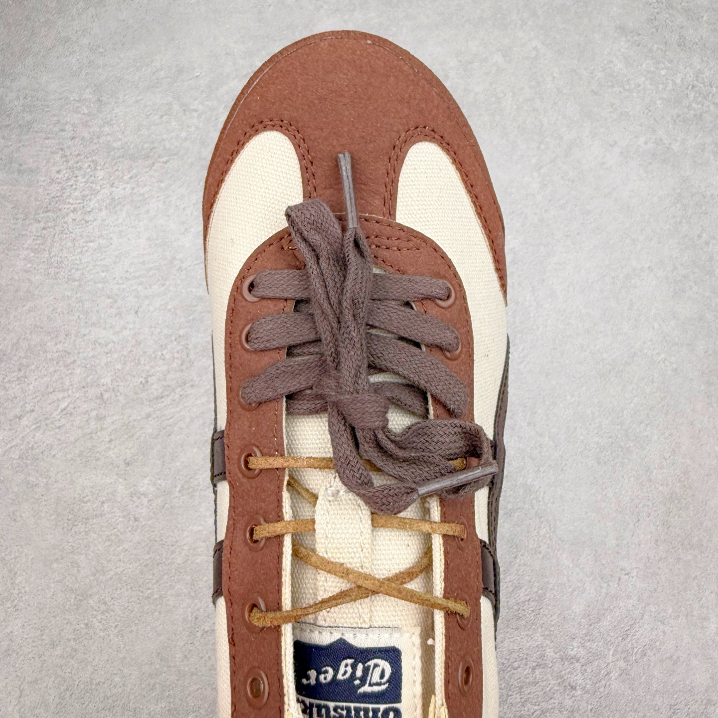 图片[4]-＃C版 Asics Onitsuka Tiger MEXICO 66 亚瑟士鬼冢虎复古经典板鞋 CNY 龙年限定 白红 市场王者选手 海外订单工厂出品 长期生产补货永不断码 超成熟稳定的做工品控 原装全套纸板楦头开发 原汁原味 完美呈现版型 私模正确鞋底咬花纹路 一比一鞋头弧度高度鞋身弧度 绝不口嗨 细节品控鞋型随意秒杀市面 原档咬花纹路私模大底 一个单元有六个三角形 总体形拼接呈现花瓣状 官方四联吊牌 原装Ortholite轻量化鞋垫 原盒原配 质保卡 说明书 钢印防尘纸 纸板中底带钢印 乳胶组合鞋垫 支持全方位的对比专柜 产品从款式颜色造型上体现出追求舒适和细节的完美 鞋类更是推崇手工制作的严谨与完美 融舒适性与可穿性的设计风格 注重细节的完美和别致魅力 既保持稳重 又不失轻松的时尚感 尺码：36 37 37.5 38 39 39.5 40 40.5 41.5 42 42.5 43.5 44 45-选品中心