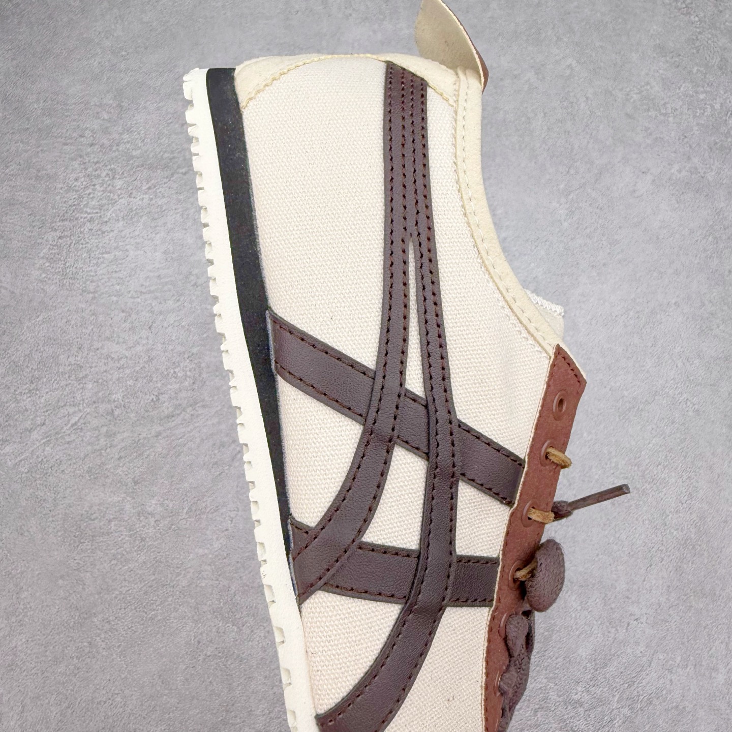 图片[6]-＃C版 Asics Onitsuka Tiger MEXICO 66 亚瑟士鬼冢虎复古经典板鞋 CNY 龙年限定 白红 市场王者选手 海外订单工厂出品 长期生产补货永不断码 超成熟稳定的做工品控 原装全套纸板楦头开发 原汁原味 完美呈现版型 私模正确鞋底咬花纹路 一比一鞋头弧度高度鞋身弧度 绝不口嗨 细节品控鞋型随意秒杀市面 原档咬花纹路私模大底 一个单元有六个三角形 总体形拼接呈现花瓣状 官方四联吊牌 原装Ortholite轻量化鞋垫 原盒原配 质保卡 说明书 钢印防尘纸 纸板中底带钢印 乳胶组合鞋垫 支持全方位的对比专柜 产品从款式颜色造型上体现出追求舒适和细节的完美 鞋类更是推崇手工制作的严谨与完美 融舒适性与可穿性的设计风格 注重细节的完美和别致魅力 既保持稳重 又不失轻松的时尚感 尺码：36 37 37.5 38 39 39.5 40 40.5 41.5 42 42.5 43.5 44 45-选品中心