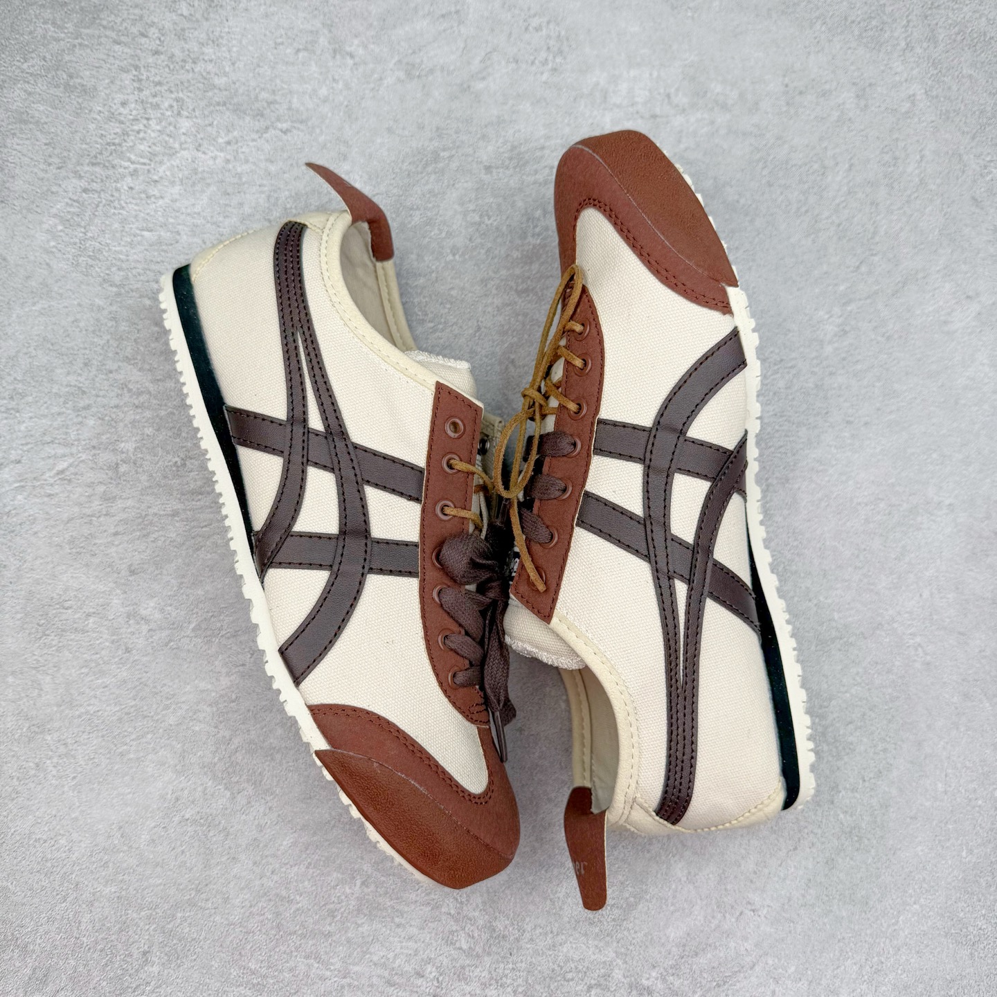 图片[3]-＃C版 Asics Onitsuka Tiger MEXICO 66 亚瑟士鬼冢虎复古经典板鞋 CNY 龙年限定 白红 市场王者选手 海外订单工厂出品 长期生产补货永不断码 超成熟稳定的做工品控 原装全套纸板楦头开发 原汁原味 完美呈现版型 私模正确鞋底咬花纹路 一比一鞋头弧度高度鞋身弧度 绝不口嗨 细节品控鞋型随意秒杀市面 原档咬花纹路私模大底 一个单元有六个三角形 总体形拼接呈现花瓣状 官方四联吊牌 原装Ortholite轻量化鞋垫 原盒原配 质保卡 说明书 钢印防尘纸 纸板中底带钢印 乳胶组合鞋垫 支持全方位的对比专柜 产品从款式颜色造型上体现出追求舒适和细节的完美 鞋类更是推崇手工制作的严谨与完美 融舒适性与可穿性的设计风格 注重细节的完美和别致魅力 既保持稳重 又不失轻松的时尚感 尺码：36 37 37.5 38 39 39.5 40 40.5 41.5 42 42.5 43.5 44 45-选品中心