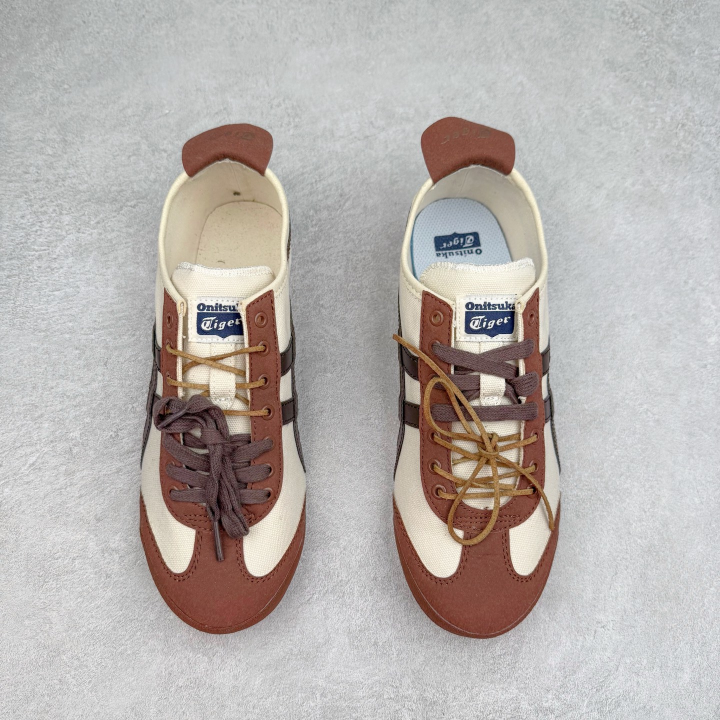 图片[2]-＃C版 Asics Onitsuka Tiger MEXICO 66 亚瑟士鬼冢虎复古经典板鞋 CNY 龙年限定 白红 市场王者选手 海外订单工厂出品 长期生产补货永不断码 超成熟稳定的做工品控 原装全套纸板楦头开发 原汁原味 完美呈现版型 私模正确鞋底咬花纹路 一比一鞋头弧度高度鞋身弧度 绝不口嗨 细节品控鞋型随意秒杀市面 原档咬花纹路私模大底 一个单元有六个三角形 总体形拼接呈现花瓣状 官方四联吊牌 原装Ortholite轻量化鞋垫 原盒原配 质保卡 说明书 钢印防尘纸 纸板中底带钢印 乳胶组合鞋垫 支持全方位的对比专柜 产品从款式颜色造型上体现出追求舒适和细节的完美 鞋类更是推崇手工制作的严谨与完美 融舒适性与可穿性的设计风格 注重细节的完美和别致魅力 既保持稳重 又不失轻松的时尚感 尺码：36 37 37.5 38 39 39.5 40 40.5 41.5 42 42.5 43.5 44 45-选品中心