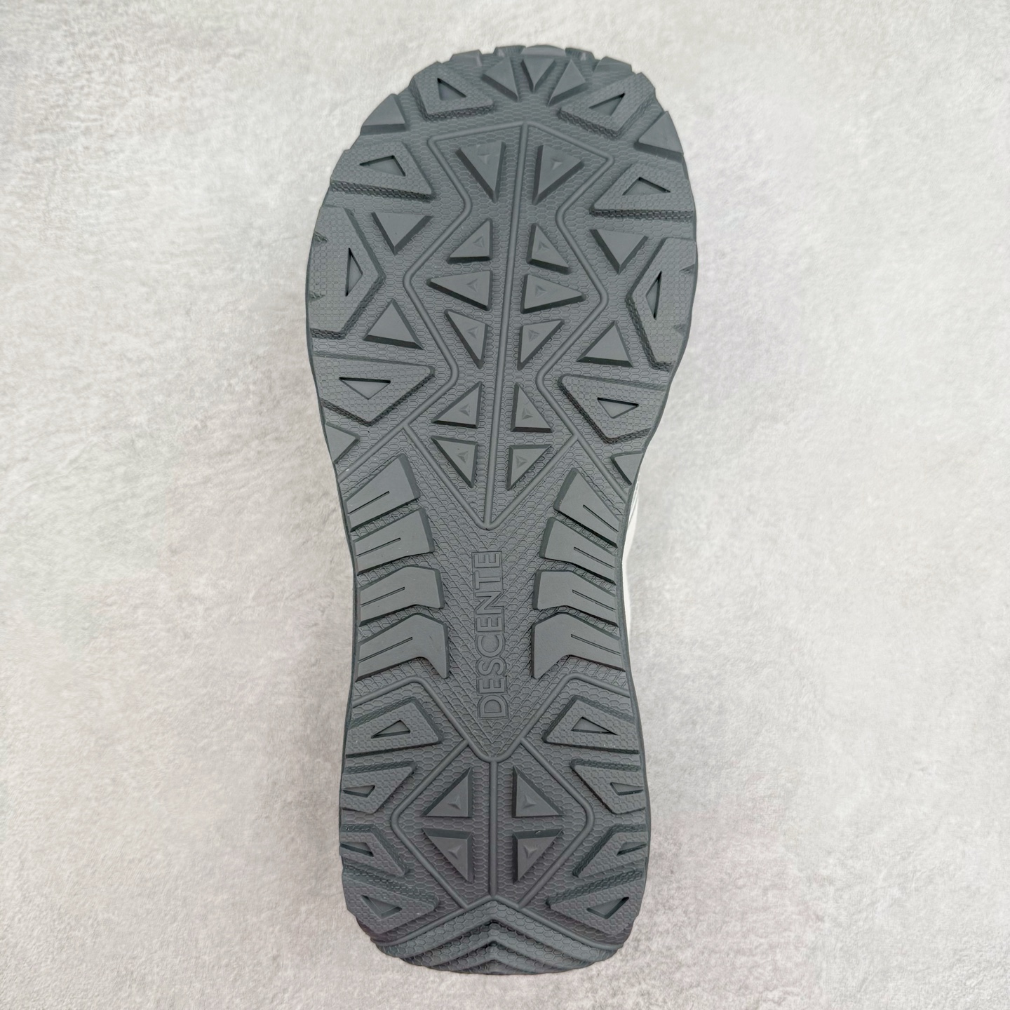 图片[9]-DESCENTE Terrain D 迪桑特舒适柔软防滑耐磨低帮生活休闲鞋 DESCENTE（迪桑特）创立于1935年，品牌名取自法语词汇，意为“滑降”。品牌箭头标识代表滑雪的三种技术“高速直线滑行”、“穿越”和“侧滑”，也寓意品牌在打造高端专业运动产品中不断追求完美的创新精神，致力于成为中国高端专业滑雪、综训、女子、铁人三项、高尔夫的第一品牌。尺码：39 40 40.5 41 42 42.5 43 44 44.5 45-选品中心