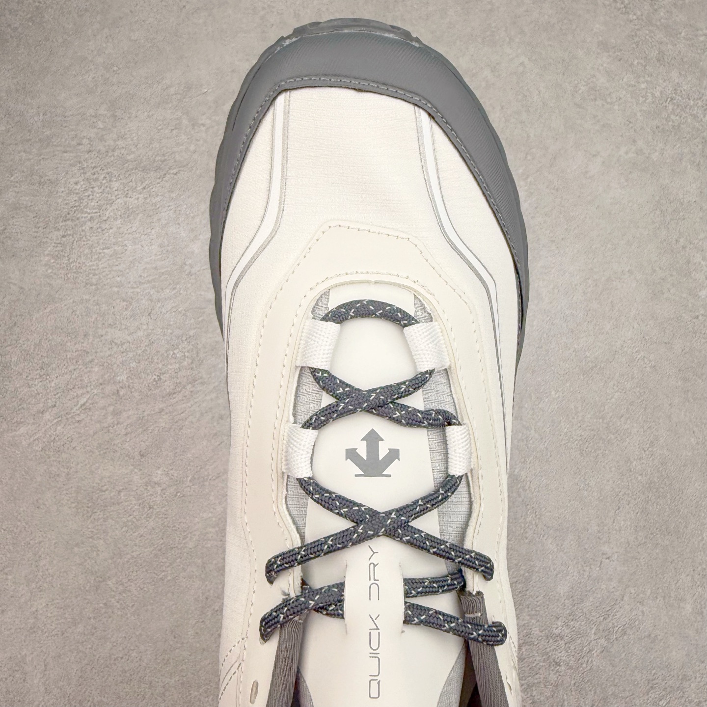 图片[4]-DESCENTE Terrain D 迪桑特舒适柔软防滑耐磨低帮生活休闲鞋 DESCENTE（迪桑特）创立于1935年，品牌名取自法语词汇，意为“滑降”。品牌箭头标识代表滑雪的三种技术“高速直线滑行”、“穿越”和“侧滑”，也寓意品牌在打造高端专业运动产品中不断追求完美的创新精神，致力于成为中国高端专业滑雪、综训、女子、铁人三项、高尔夫的第一品牌。尺码：39 40 40.5 41 42 42.5 43 44 44.5 45-选品中心