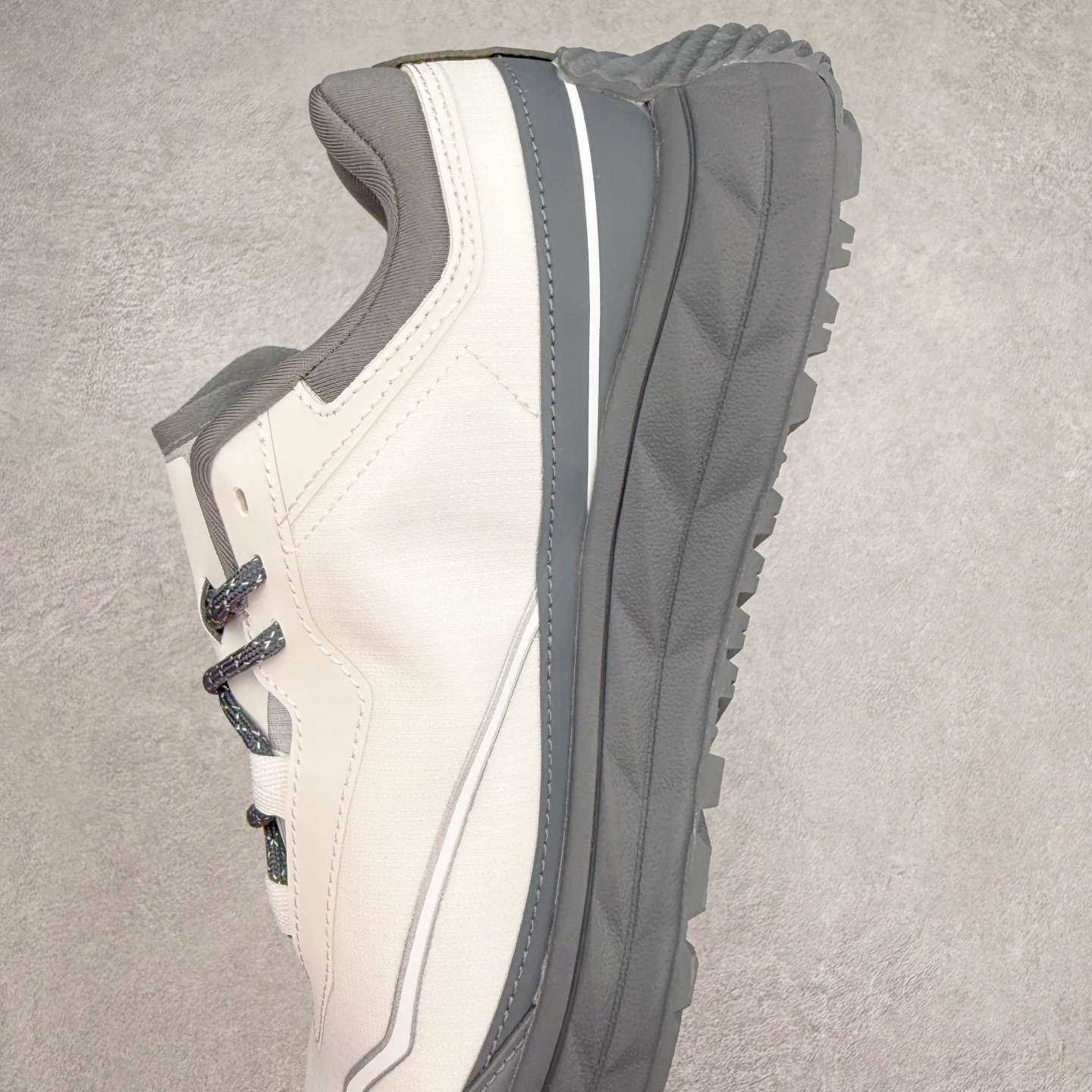 图片[7]-DESCENTE Terrain D 迪桑特舒适柔软防滑耐磨低帮生活休闲鞋 DESCENTE（迪桑特）创立于1935年，品牌名取自法语词汇，意为“滑降”。品牌箭头标识代表滑雪的三种技术“高速直线滑行”、“穿越”和“侧滑”，也寓意品牌在打造高端专业运动产品中不断追求完美的创新精神，致力于成为中国高端专业滑雪、综训、女子、铁人三项、高尔夫的第一品牌。尺码：39 40 40.5 41 42 42.5 43 44 44.5 45-选品中心