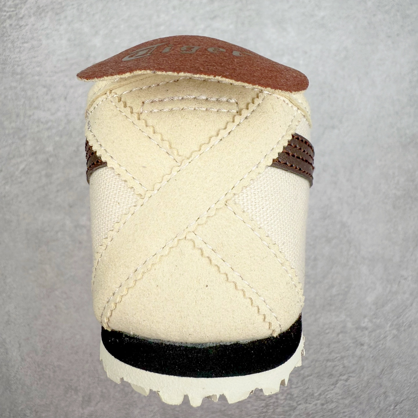 图片[8]-＃C版 Asics Onitsuka Tiger MEXICO 66 亚瑟士鬼冢虎复古经典板鞋 CNY 龙年限定 白红 市场王者选手 海外订单工厂出品 长期生产补货永不断码 超成熟稳定的做工品控 原装全套纸板楦头开发 原汁原味 完美呈现版型 私模正确鞋底咬花纹路 一比一鞋头弧度高度鞋身弧度 绝不口嗨 细节品控鞋型随意秒杀市面 原档咬花纹路私模大底 一个单元有六个三角形 总体形拼接呈现花瓣状 官方四联吊牌 原装Ortholite轻量化鞋垫 原盒原配 质保卡 说明书 钢印防尘纸 纸板中底带钢印 乳胶组合鞋垫 支持全方位的对比专柜 产品从款式颜色造型上体现出追求舒适和细节的完美 鞋类更是推崇手工制作的严谨与完美 融舒适性与可穿性的设计风格 注重细节的完美和别致魅力 既保持稳重 又不失轻松的时尚感 尺码：36 37 37.5 38 39 39.5 40 40.5 41.5 42 42.5 43.5 44 45-选品中心