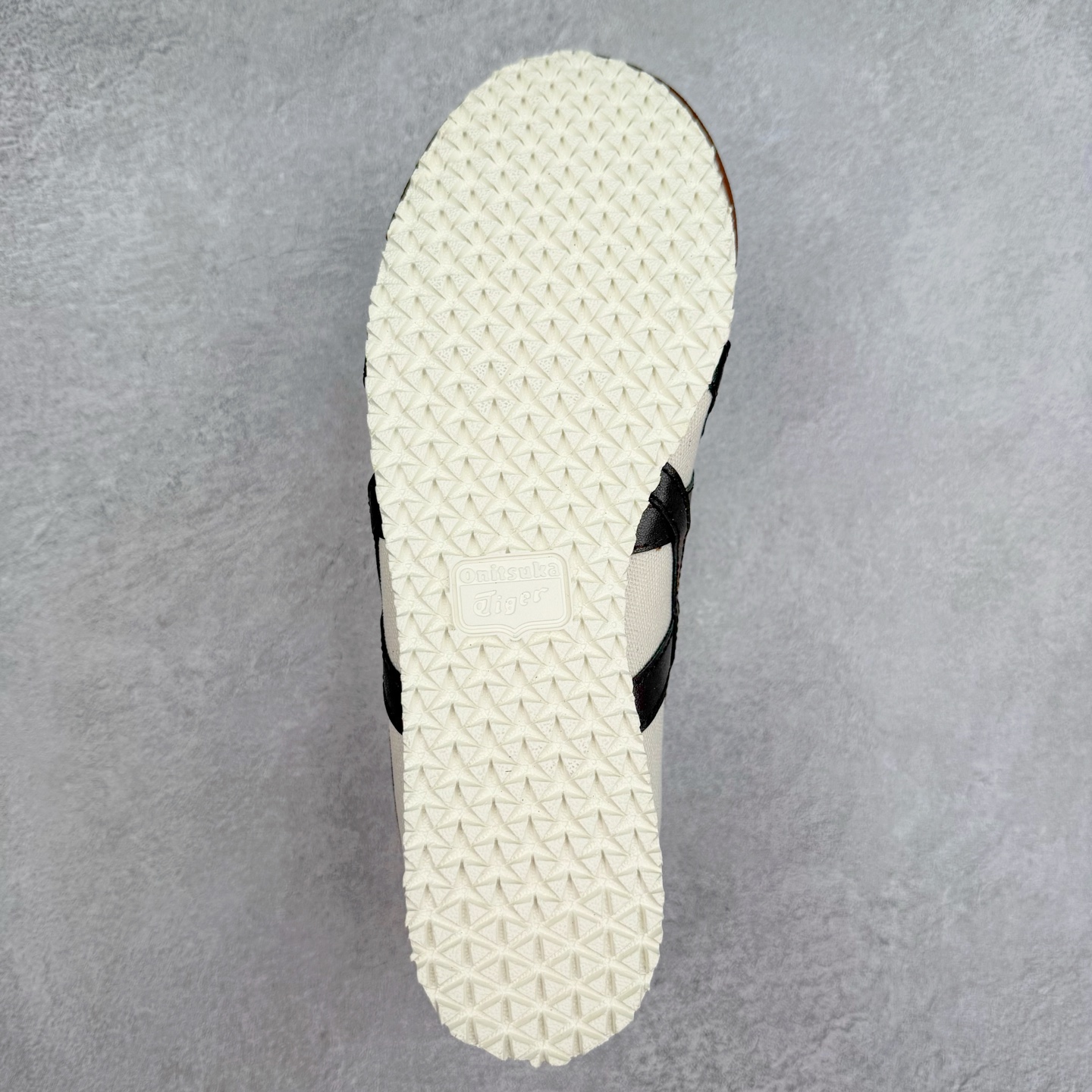 图片[9]-＃C版 Asics Onitsuka Tiger MEXICO 66 亚瑟士鬼冢虎复古经典板鞋 CNY 龙年限定 白红 市场王者选手 海外订单工厂出品 长期生产补货永不断码 超成熟稳定的做工品控 原装全套纸板楦头开发 原汁原味 完美呈现版型 私模正确鞋底咬花纹路 一比一鞋头弧度高度鞋身弧度 绝不口嗨 细节品控鞋型随意秒杀市面 原档咬花纹路私模大底 一个单元有六个三角形 总体形拼接呈现花瓣状 官方四联吊牌 原装Ortholite轻量化鞋垫 原盒原配 质保卡 说明书 钢印防尘纸 纸板中底带钢印 乳胶组合鞋垫 支持全方位的对比专柜 产品从款式颜色造型上体现出追求舒适和细节的完美 鞋类更是推崇手工制作的严谨与完美 融舒适性与可穿性的设计风格 注重细节的完美和别致魅力 既保持稳重 又不失轻松的时尚感 尺码：36 37 37.5 38 39 39.5 40 40.5 41.5 42 42.5 43.5 44 45-选品中心