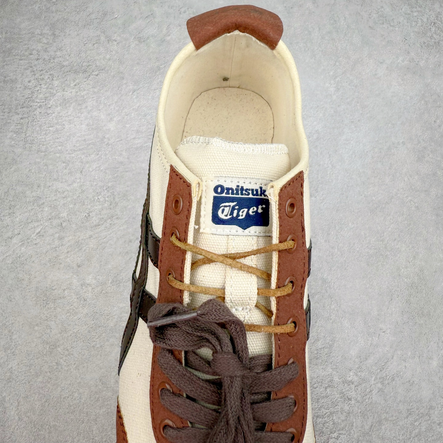 图片[5]-＃C版 Asics Onitsuka Tiger MEXICO 66 亚瑟士鬼冢虎复古经典板鞋 CNY 龙年限定 白红 市场王者选手 海外订单工厂出品 长期生产补货永不断码 超成熟稳定的做工品控 原装全套纸板楦头开发 原汁原味 完美呈现版型 私模正确鞋底咬花纹路 一比一鞋头弧度高度鞋身弧度 绝不口嗨 细节品控鞋型随意秒杀市面 原档咬花纹路私模大底 一个单元有六个三角形 总体形拼接呈现花瓣状 官方四联吊牌 原装Ortholite轻量化鞋垫 原盒原配 质保卡 说明书 钢印防尘纸 纸板中底带钢印 乳胶组合鞋垫 支持全方位的对比专柜 产品从款式颜色造型上体现出追求舒适和细节的完美 鞋类更是推崇手工制作的严谨与完美 融舒适性与可穿性的设计风格 注重细节的完美和别致魅力 既保持稳重 又不失轻松的时尚感 尺码：36 37 37.5 38 39 39.5 40 40.5 41.5 42 42.5 43.5 44 45-选品中心