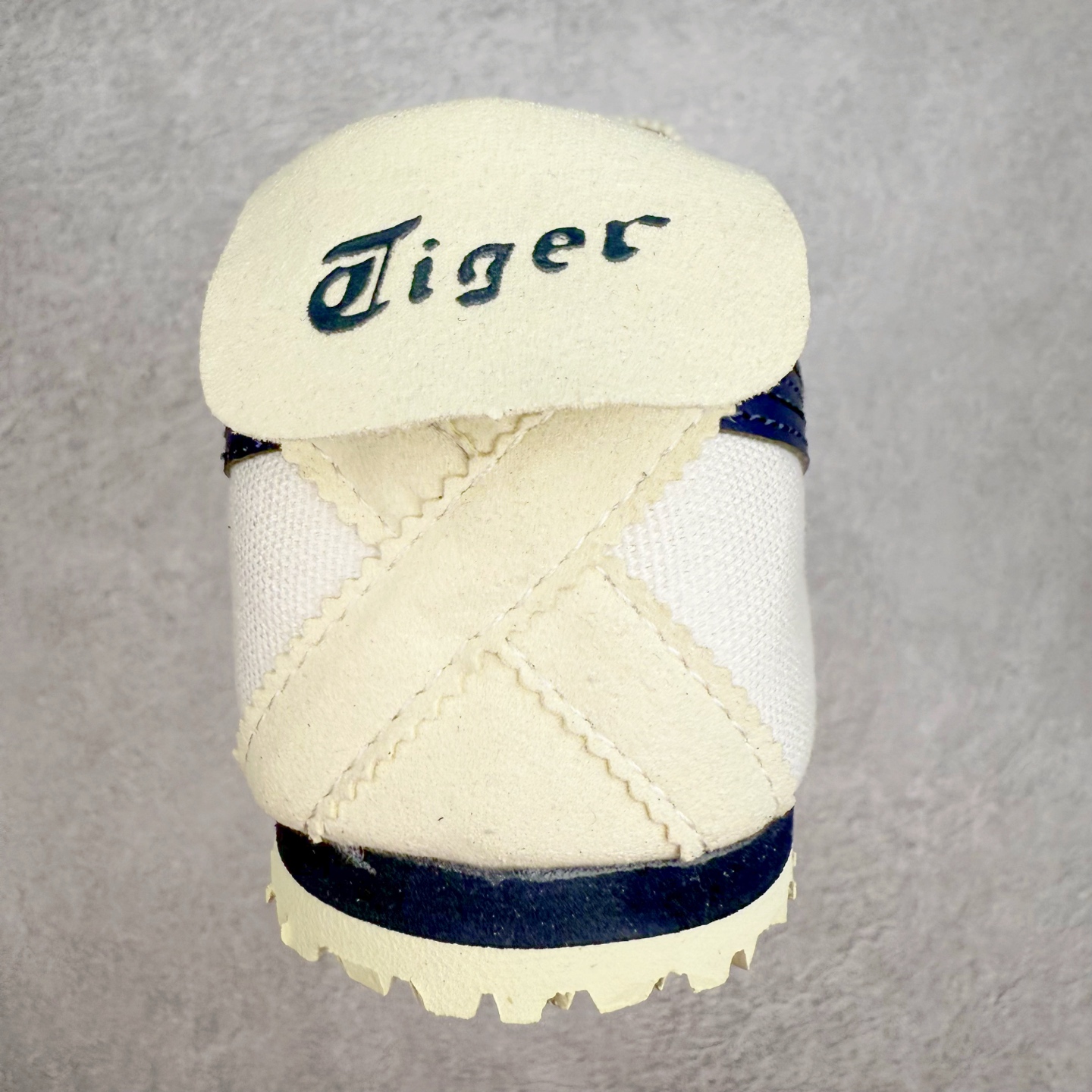 图片[8]-＃C版 Asics Onitsuka Tiger MEXICO 66 亚瑟士鬼冢虎复古经典板鞋 CNY 龙年限定 白红 市场王者选手 海外订单工厂出品 长期生产补货永不断码 超成熟稳定的做工品控 原装全套纸板楦头开发 原汁原味 完美呈现版型 私模正确鞋底咬花纹路 一比一鞋头弧度高度鞋身弧度 绝不口嗨 细节品控鞋型随意秒杀市面 原档咬花纹路私模大底 一个单元有六个三角形 总体形拼接呈现花瓣状 官方四联吊牌 原装Ortholite轻量化鞋垫 原盒原配 质保卡 说明书 钢印防尘纸 纸板中底带钢印 乳胶组合鞋垫 支持全方位的对比专柜 产品从款式颜色造型上体现出追求舒适和细节的完美 鞋类更是推崇手工制作的严谨与完美 融舒适性与可穿性的设计风格 注重细节的完美和别致魅力 既保持稳重 又不失轻松的时尚感 尺码：36 37 37.5 38 39 39.5 40 40.5 41.5 42 42.5 43.5 44 45-选品中心