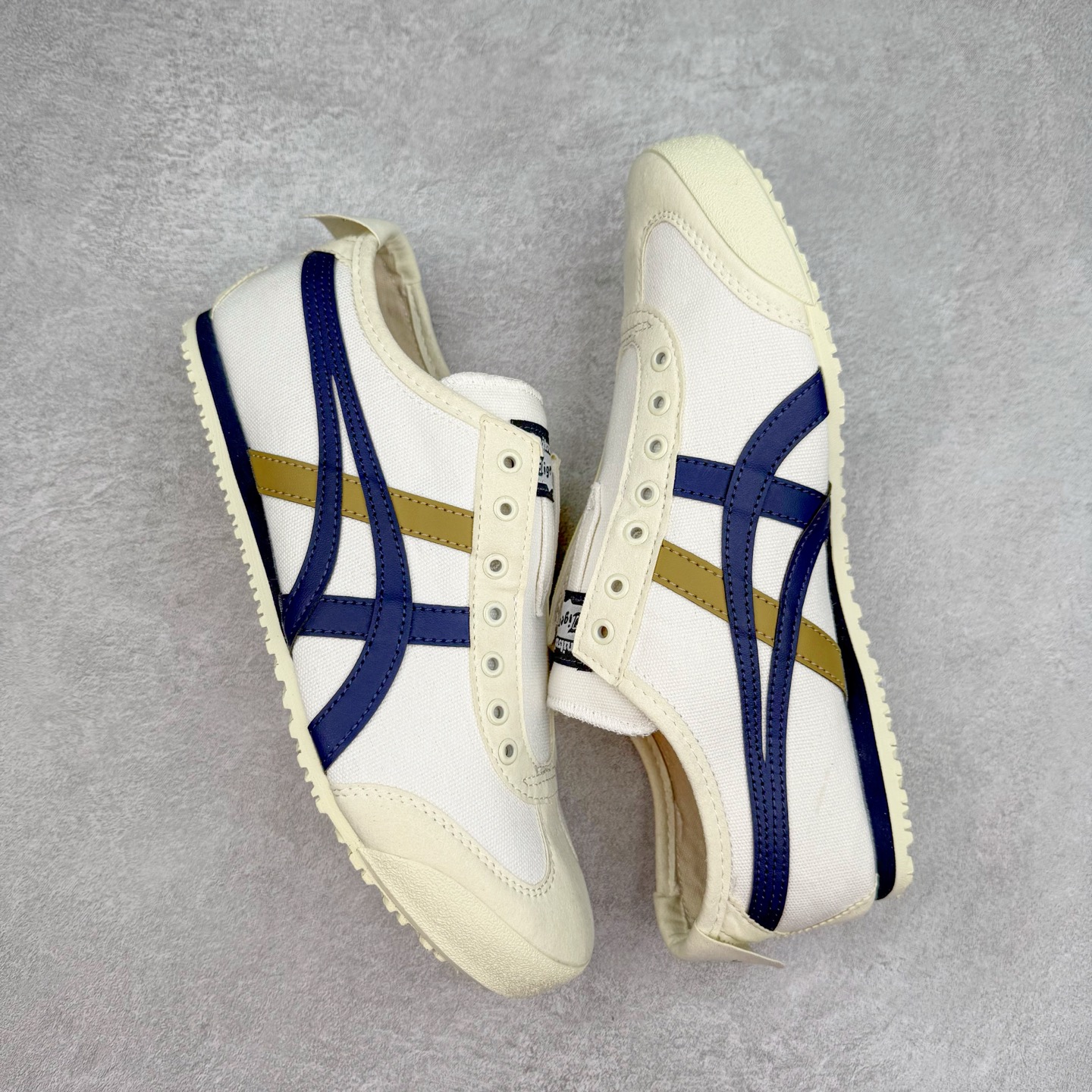 图片[3]-＃C版 Asics Onitsuka Tiger MEXICO 66 亚瑟士鬼冢虎复古经典板鞋 CNY 龙年限定 白红 市场王者选手 海外订单工厂出品 长期生产补货永不断码 超成熟稳定的做工品控 原装全套纸板楦头开发 原汁原味 完美呈现版型 私模正确鞋底咬花纹路 一比一鞋头弧度高度鞋身弧度 绝不口嗨 细节品控鞋型随意秒杀市面 原档咬花纹路私模大底 一个单元有六个三角形 总体形拼接呈现花瓣状 官方四联吊牌 原装Ortholite轻量化鞋垫 原盒原配 质保卡 说明书 钢印防尘纸 纸板中底带钢印 乳胶组合鞋垫 支持全方位的对比专柜 产品从款式颜色造型上体现出追求舒适和细节的完美 鞋类更是推崇手工制作的严谨与完美 融舒适性与可穿性的设计风格 注重细节的完美和别致魅力 既保持稳重 又不失轻松的时尚感 尺码：36 37 37.5 38 39 39.5 40 40.5 41.5 42 42.5 43.5 44 45-选品中心