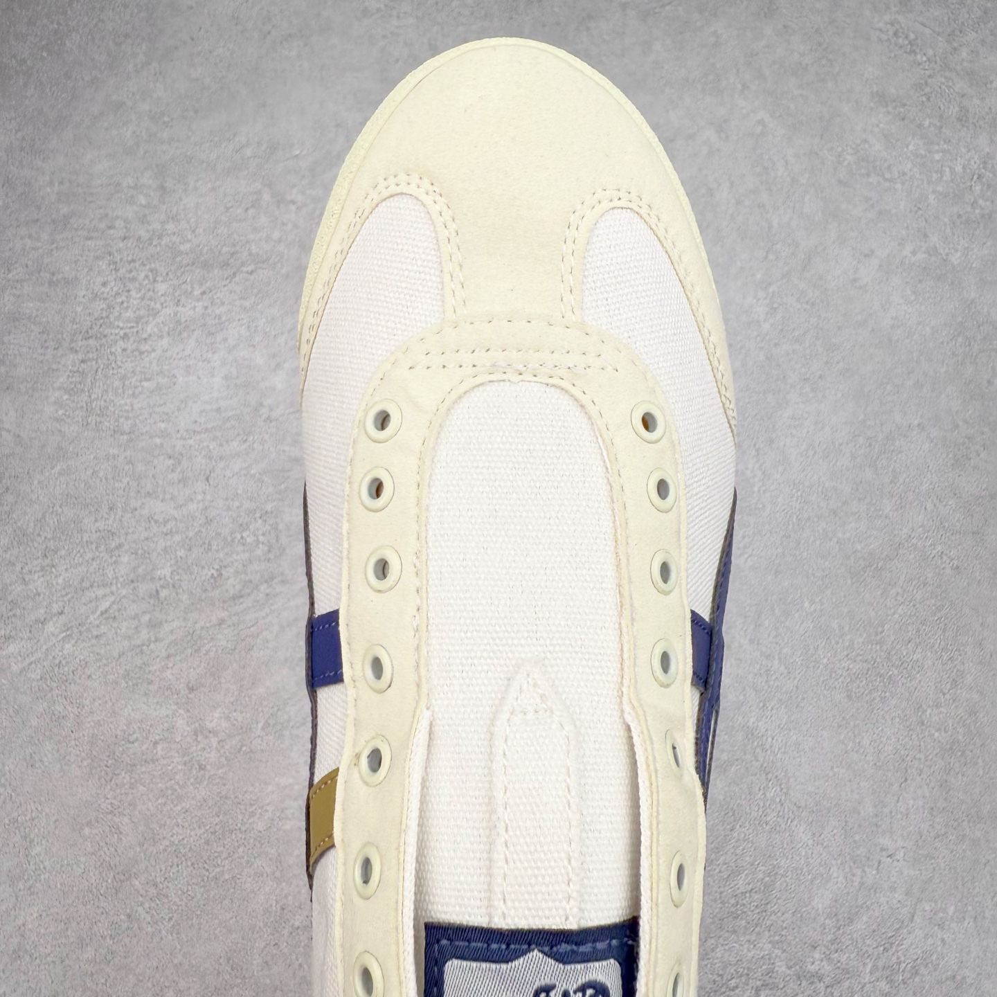 图片[4]-＃C版 Asics Onitsuka Tiger MEXICO 66 亚瑟士鬼冢虎复古经典板鞋 CNY 龙年限定 白红 市场王者选手 海外订单工厂出品 长期生产补货永不断码 超成熟稳定的做工品控 原装全套纸板楦头开发 原汁原味 完美呈现版型 私模正确鞋底咬花纹路 一比一鞋头弧度高度鞋身弧度 绝不口嗨 细节品控鞋型随意秒杀市面 原档咬花纹路私模大底 一个单元有六个三角形 总体形拼接呈现花瓣状 官方四联吊牌 原装Ortholite轻量化鞋垫 原盒原配 质保卡 说明书 钢印防尘纸 纸板中底带钢印 乳胶组合鞋垫 支持全方位的对比专柜 产品从款式颜色造型上体现出追求舒适和细节的完美 鞋类更是推崇手工制作的严谨与完美 融舒适性与可穿性的设计风格 注重细节的完美和别致魅力 既保持稳重 又不失轻松的时尚感 尺码：36 37 37.5 38 39 39.5 40 40.5 41.5 42 42.5 43.5 44 45-选品中心