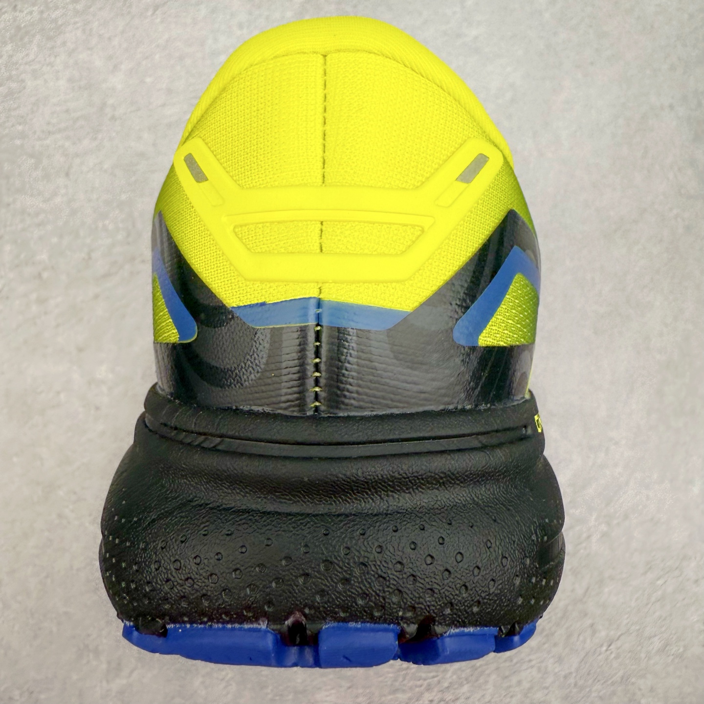 图片[8]-Brooks布鲁克斯 Ghost 15 马拉松舒适百搭防滑耐磨低帮跑步鞋 Brooks 四大跑鞋之一 百年品牌 跑鞋从外形上基本就能判断这是一款速度跑鞋 简洁干练的外形结构和极强的运动流线型看着非常有速度感 上脚的第一感觉是非常轻 美码9码的鞋单只206g不到 从个人偏好来说 200g左右的竞速鞋最具安全感 鞋面采用单层网布 很薄 前掌使用了大量开放式网眼 排气直接快速 透气性上乘 鞋舌也是轻量化设计 仅为一层麂皮 和脚背完美贴合 鞋舌中央有个防偏穿孔 从实际穿着来看 通常鞋舌都是外偏 如果是防偏穿孔位于中心 防偏效果其实并不十分有效 如果采用趋外侧的偏心设计更有效 鞋帮泡棉填充量不大 但非常紧凑 贴合舒适 包裹稳固 内置硬质TPU保证必要的稳定性 跑鞋中底采用的是DNA FLASH科技材料 DNA FLASH中底科技 是Brooks第一款将氮气注入中底的创新科技 主要原理是借助“超临界流体”发泡技术 将液态氮稳定的转化为气态氮 并使其均匀地形成无数紧密贴合的密闭式气囊结构 尺码：36 36.5 37.5 38 38.5 39 40 40.5 41 42 42.5 43 44 44.5 45 46-选品中心