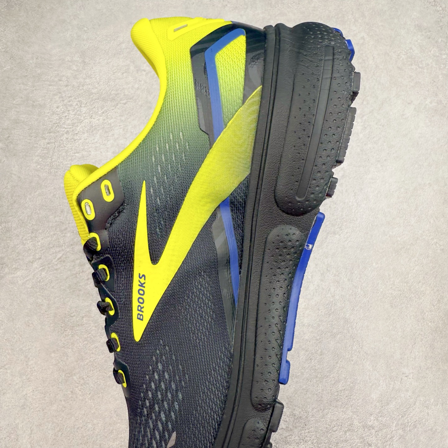 图片[7]-Brooks布鲁克斯 Ghost 15 马拉松舒适百搭防滑耐磨低帮跑步鞋 Brooks 四大跑鞋之一 百年品牌 跑鞋从外形上基本就能判断这是一款速度跑鞋 简洁干练的外形结构和极强的运动流线型看着非常有速度感 上脚的第一感觉是非常轻 美码9码的鞋单只206g不到 从个人偏好来说 200g左右的竞速鞋最具安全感 鞋面采用单层网布 很薄 前掌使用了大量开放式网眼 排气直接快速 透气性上乘 鞋舌也是轻量化设计 仅为一层麂皮 和脚背完美贴合 鞋舌中央有个防偏穿孔 从实际穿着来看 通常鞋舌都是外偏 如果是防偏穿孔位于中心 防偏效果其实并不十分有效 如果采用趋外侧的偏心设计更有效 鞋帮泡棉填充量不大 但非常紧凑 贴合舒适 包裹稳固 内置硬质TPU保证必要的稳定性 跑鞋中底采用的是DNA FLASH科技材料 DNA FLASH中底科技 是Brooks第一款将氮气注入中底的创新科技 主要原理是借助“超临界流体”发泡技术 将液态氮稳定的转化为气态氮 并使其均匀地形成无数紧密贴合的密闭式气囊结构 尺码：36 36.5 37.5 38 38.5 39 40 40.5 41 42 42.5 43 44 44.5 45 46-选品中心