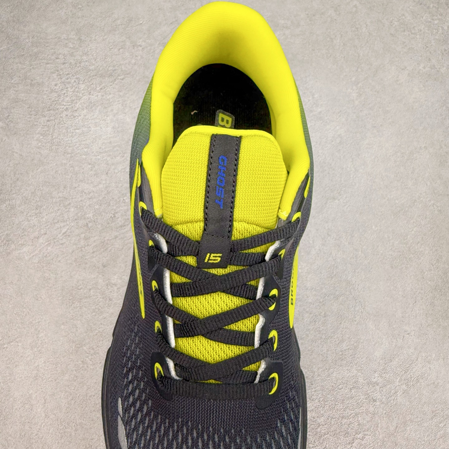 图片[5]-Brooks布鲁克斯 Ghost 15 马拉松舒适百搭防滑耐磨低帮跑步鞋 Brooks 四大跑鞋之一 百年品牌 跑鞋从外形上基本就能判断这是一款速度跑鞋 简洁干练的外形结构和极强的运动流线型看着非常有速度感 上脚的第一感觉是非常轻 美码9码的鞋单只206g不到 从个人偏好来说 200g左右的竞速鞋最具安全感 鞋面采用单层网布 很薄 前掌使用了大量开放式网眼 排气直接快速 透气性上乘 鞋舌也是轻量化设计 仅为一层麂皮 和脚背完美贴合 鞋舌中央有个防偏穿孔 从实际穿着来看 通常鞋舌都是外偏 如果是防偏穿孔位于中心 防偏效果其实并不十分有效 如果采用趋外侧的偏心设计更有效 鞋帮泡棉填充量不大 但非常紧凑 贴合舒适 包裹稳固 内置硬质TPU保证必要的稳定性 跑鞋中底采用的是DNA FLASH科技材料 DNA FLASH中底科技 是Brooks第一款将氮气注入中底的创新科技 主要原理是借助“超临界流体”发泡技术 将液态氮稳定的转化为气态氮 并使其均匀地形成无数紧密贴合的密闭式气囊结构 尺码：36 36.5 37.5 38 38.5 39 40 40.5 41 42 42.5 43 44 44.5 45 46-选品中心