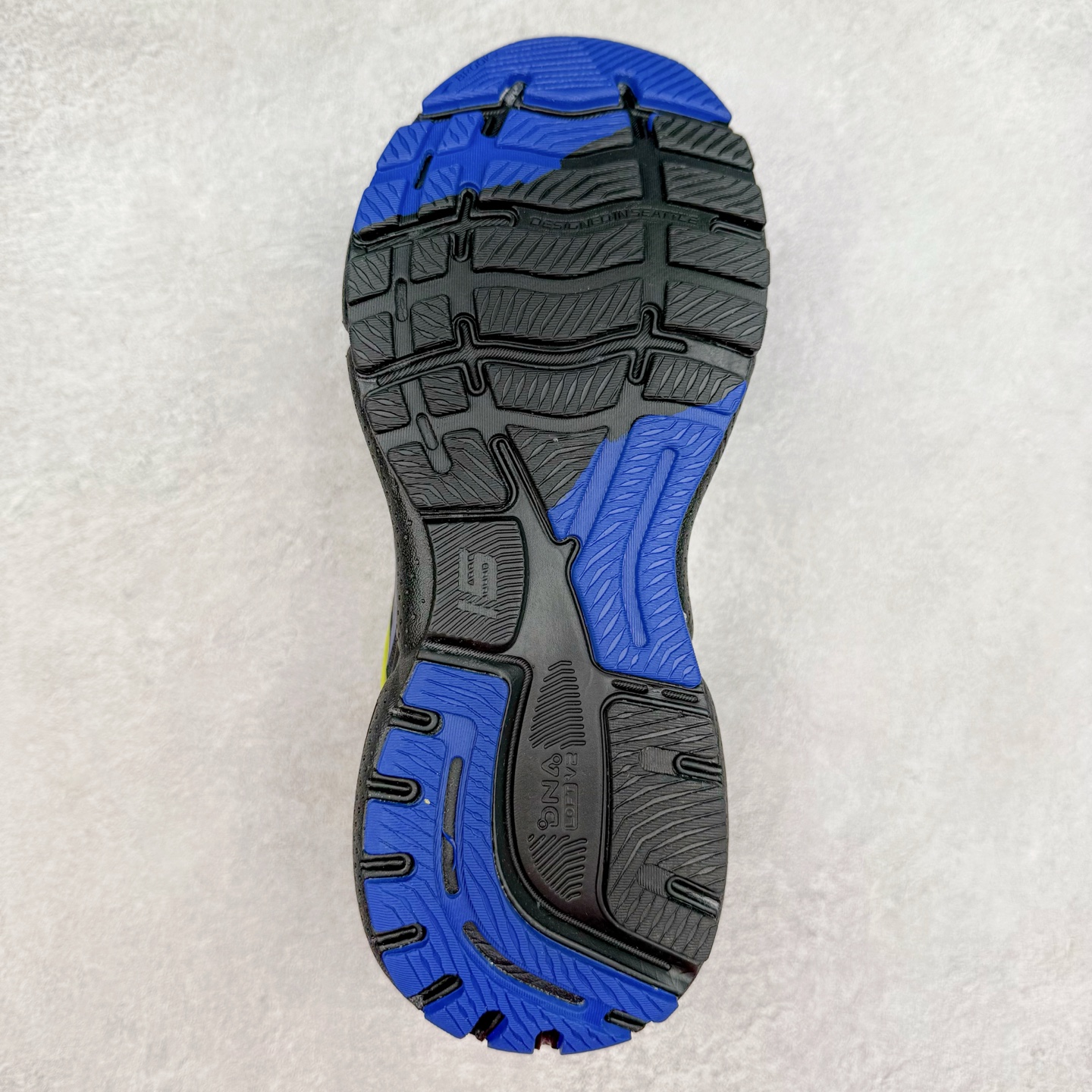 图片[9]-Brooks布鲁克斯 Ghost 15 马拉松舒适百搭防滑耐磨低帮跑步鞋 Brooks 四大跑鞋之一 百年品牌 跑鞋从外形上基本就能判断这是一款速度跑鞋 简洁干练的外形结构和极强的运动流线型看着非常有速度感 上脚的第一感觉是非常轻 美码9码的鞋单只206g不到 从个人偏好来说 200g左右的竞速鞋最具安全感 鞋面采用单层网布 很薄 前掌使用了大量开放式网眼 排气直接快速 透气性上乘 鞋舌也是轻量化设计 仅为一层麂皮 和脚背完美贴合 鞋舌中央有个防偏穿孔 从实际穿着来看 通常鞋舌都是外偏 如果是防偏穿孔位于中心 防偏效果其实并不十分有效 如果采用趋外侧的偏心设计更有效 鞋帮泡棉填充量不大 但非常紧凑 贴合舒适 包裹稳固 内置硬质TPU保证必要的稳定性 跑鞋中底采用的是DNA FLASH科技材料 DNA FLASH中底科技 是Brooks第一款将氮气注入中底的创新科技 主要原理是借助“超临界流体”发泡技术 将液态氮稳定的转化为气态氮 并使其均匀地形成无数紧密贴合的密闭式气囊结构 尺码：36 36.5 37.5 38 38.5 39 40 40.5 41 42 42.5 43 44 44.5 45 46-选品中心