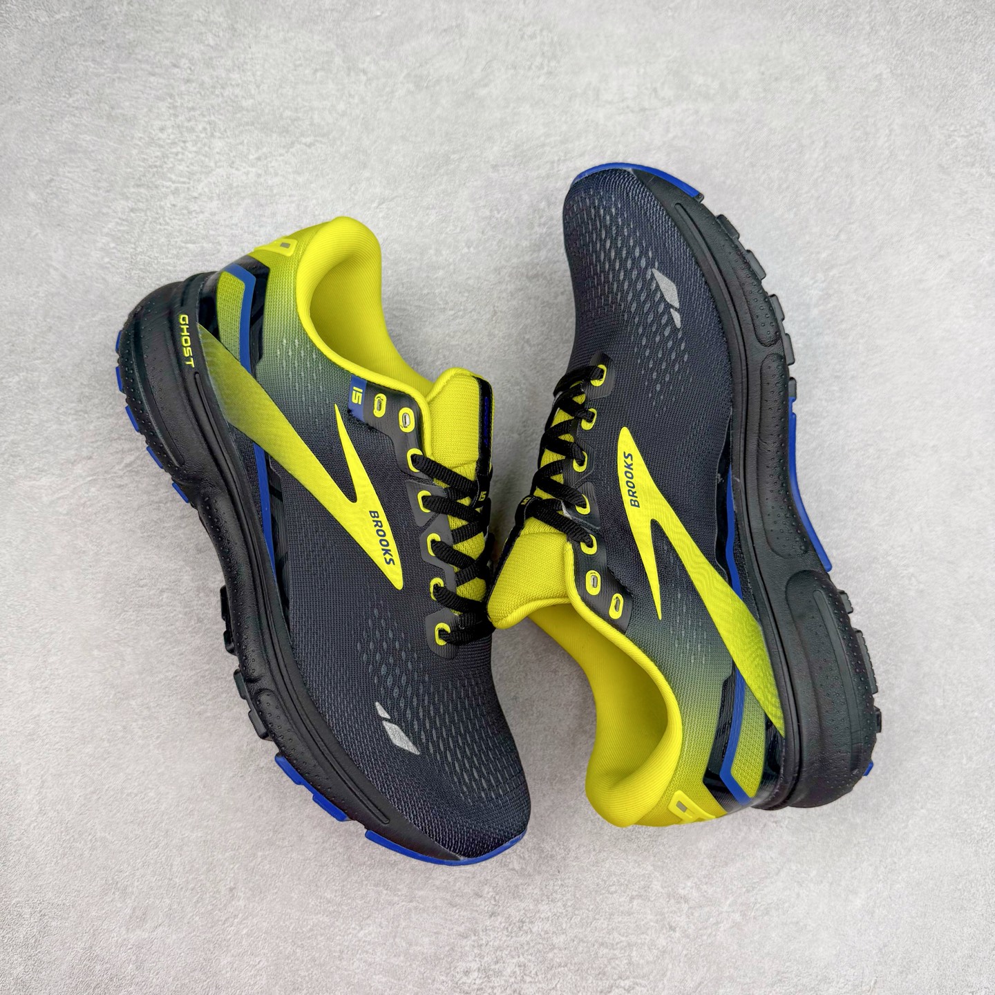 图片[3]-Brooks布鲁克斯 Ghost 15 马拉松舒适百搭防滑耐磨低帮跑步鞋 Brooks 四大跑鞋之一 百年品牌 跑鞋从外形上基本就能判断这是一款速度跑鞋 简洁干练的外形结构和极强的运动流线型看着非常有速度感 上脚的第一感觉是非常轻 美码9码的鞋单只206g不到 从个人偏好来说 200g左右的竞速鞋最具安全感 鞋面采用单层网布 很薄 前掌使用了大量开放式网眼 排气直接快速 透气性上乘 鞋舌也是轻量化设计 仅为一层麂皮 和脚背完美贴合 鞋舌中央有个防偏穿孔 从实际穿着来看 通常鞋舌都是外偏 如果是防偏穿孔位于中心 防偏效果其实并不十分有效 如果采用趋外侧的偏心设计更有效 鞋帮泡棉填充量不大 但非常紧凑 贴合舒适 包裹稳固 内置硬质TPU保证必要的稳定性 跑鞋中底采用的是DNA FLASH科技材料 DNA FLASH中底科技 是Brooks第一款将氮气注入中底的创新科技 主要原理是借助“超临界流体”发泡技术 将液态氮稳定的转化为气态氮 并使其均匀地形成无数紧密贴合的密闭式气囊结构 尺码：36 36.5 37.5 38 38.5 39 40 40.5 41 42 42.5 43 44 44.5 45 46-选品中心