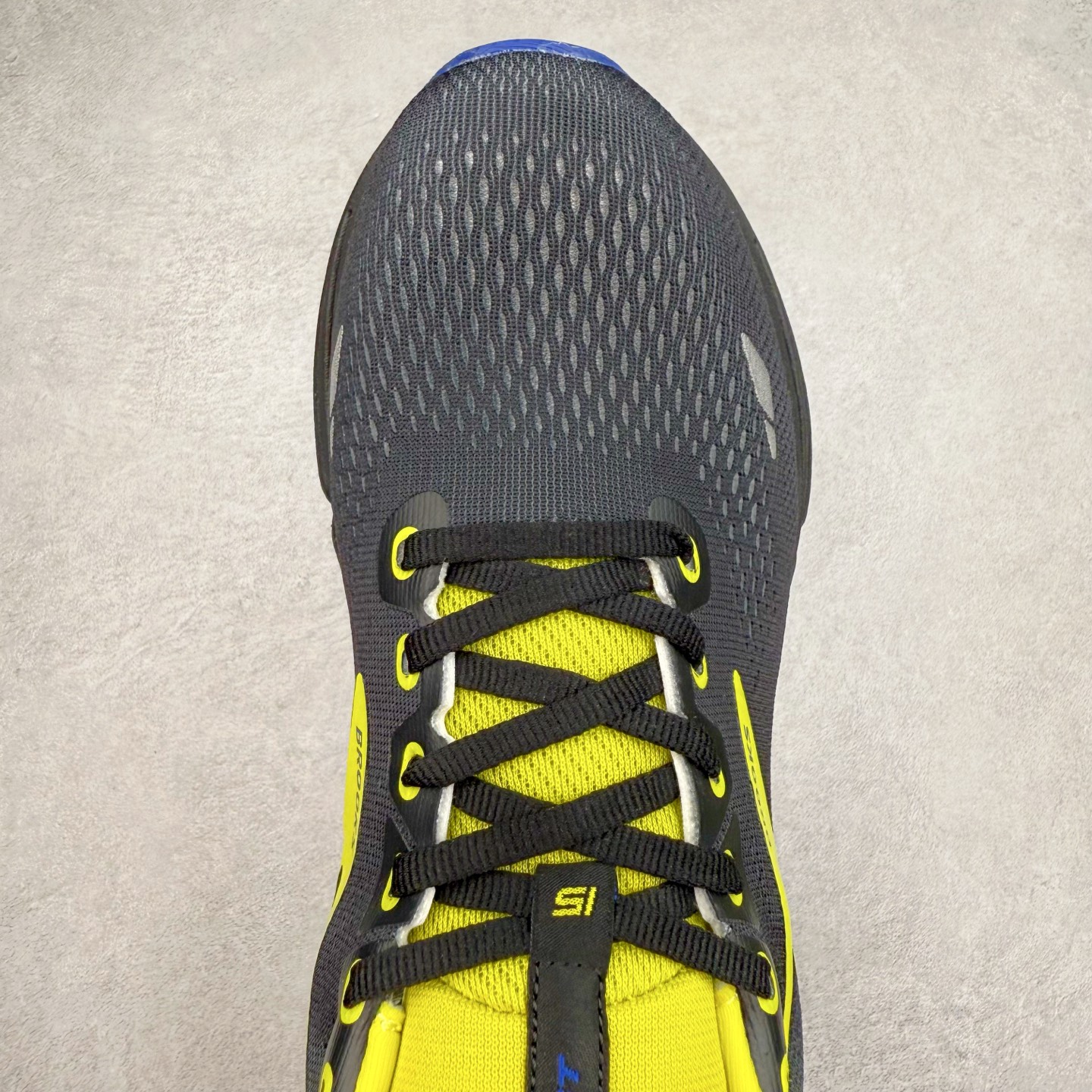 图片[4]-Brooks布鲁克斯 Ghost 15 马拉松舒适百搭防滑耐磨低帮跑步鞋 Brooks 四大跑鞋之一 百年品牌 跑鞋从外形上基本就能判断这是一款速度跑鞋 简洁干练的外形结构和极强的运动流线型看着非常有速度感 上脚的第一感觉是非常轻 美码9码的鞋单只206g不到 从个人偏好来说 200g左右的竞速鞋最具安全感 鞋面采用单层网布 很薄 前掌使用了大量开放式网眼 排气直接快速 透气性上乘 鞋舌也是轻量化设计 仅为一层麂皮 和脚背完美贴合 鞋舌中央有个防偏穿孔 从实际穿着来看 通常鞋舌都是外偏 如果是防偏穿孔位于中心 防偏效果其实并不十分有效 如果采用趋外侧的偏心设计更有效 鞋帮泡棉填充量不大 但非常紧凑 贴合舒适 包裹稳固 内置硬质TPU保证必要的稳定性 跑鞋中底采用的是DNA FLASH科技材料 DNA FLASH中底科技 是Brooks第一款将氮气注入中底的创新科技 主要原理是借助“超临界流体”发泡技术 将液态氮稳定的转化为气态氮 并使其均匀地形成无数紧密贴合的密闭式气囊结构 尺码：36 36.5 37.5 38 38.5 39 40 40.5 41 42 42.5 43 44 44.5 45 46-选品中心