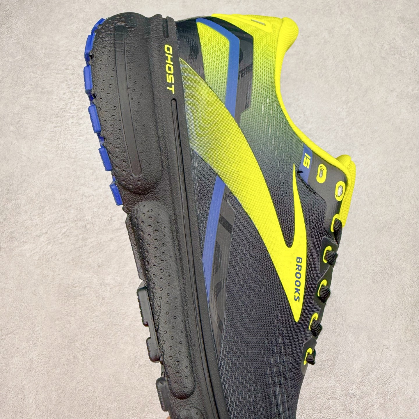 图片[6]-Brooks布鲁克斯 Ghost 15 马拉松舒适百搭防滑耐磨低帮跑步鞋 Brooks 四大跑鞋之一 百年品牌 跑鞋从外形上基本就能判断这是一款速度跑鞋 简洁干练的外形结构和极强的运动流线型看着非常有速度感 上脚的第一感觉是非常轻 美码9码的鞋单只206g不到 从个人偏好来说 200g左右的竞速鞋最具安全感 鞋面采用单层网布 很薄 前掌使用了大量开放式网眼 排气直接快速 透气性上乘 鞋舌也是轻量化设计 仅为一层麂皮 和脚背完美贴合 鞋舌中央有个防偏穿孔 从实际穿着来看 通常鞋舌都是外偏 如果是防偏穿孔位于中心 防偏效果其实并不十分有效 如果采用趋外侧的偏心设计更有效 鞋帮泡棉填充量不大 但非常紧凑 贴合舒适 包裹稳固 内置硬质TPU保证必要的稳定性 跑鞋中底采用的是DNA FLASH科技材料 DNA FLASH中底科技 是Brooks第一款将氮气注入中底的创新科技 主要原理是借助“超临界流体”发泡技术 将液态氮稳定的转化为气态氮 并使其均匀地形成无数紧密贴合的密闭式气囊结构 尺码：36 36.5 37.5 38 38.5 39 40 40.5 41 42 42.5 43 44 44.5 45 46-选品中心