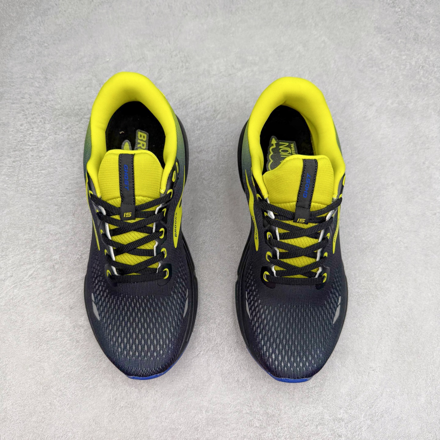 图片[2]-Brooks布鲁克斯 Ghost 15 马拉松舒适百搭防滑耐磨低帮跑步鞋 Brooks 四大跑鞋之一 百年品牌 跑鞋从外形上基本就能判断这是一款速度跑鞋 简洁干练的外形结构和极强的运动流线型看着非常有速度感 上脚的第一感觉是非常轻 美码9码的鞋单只206g不到 从个人偏好来说 200g左右的竞速鞋最具安全感 鞋面采用单层网布 很薄 前掌使用了大量开放式网眼 排气直接快速 透气性上乘 鞋舌也是轻量化设计 仅为一层麂皮 和脚背完美贴合 鞋舌中央有个防偏穿孔 从实际穿着来看 通常鞋舌都是外偏 如果是防偏穿孔位于中心 防偏效果其实并不十分有效 如果采用趋外侧的偏心设计更有效 鞋帮泡棉填充量不大 但非常紧凑 贴合舒适 包裹稳固 内置硬质TPU保证必要的稳定性 跑鞋中底采用的是DNA FLASH科技材料 DNA FLASH中底科技 是Brooks第一款将氮气注入中底的创新科技 主要原理是借助“超临界流体”发泡技术 将液态氮稳定的转化为气态氮 并使其均匀地形成无数紧密贴合的密闭式气囊结构 尺码：36 36.5 37.5 38 38.5 39 40 40.5 41 42 42.5 43 44 44.5 45 46-选品中心