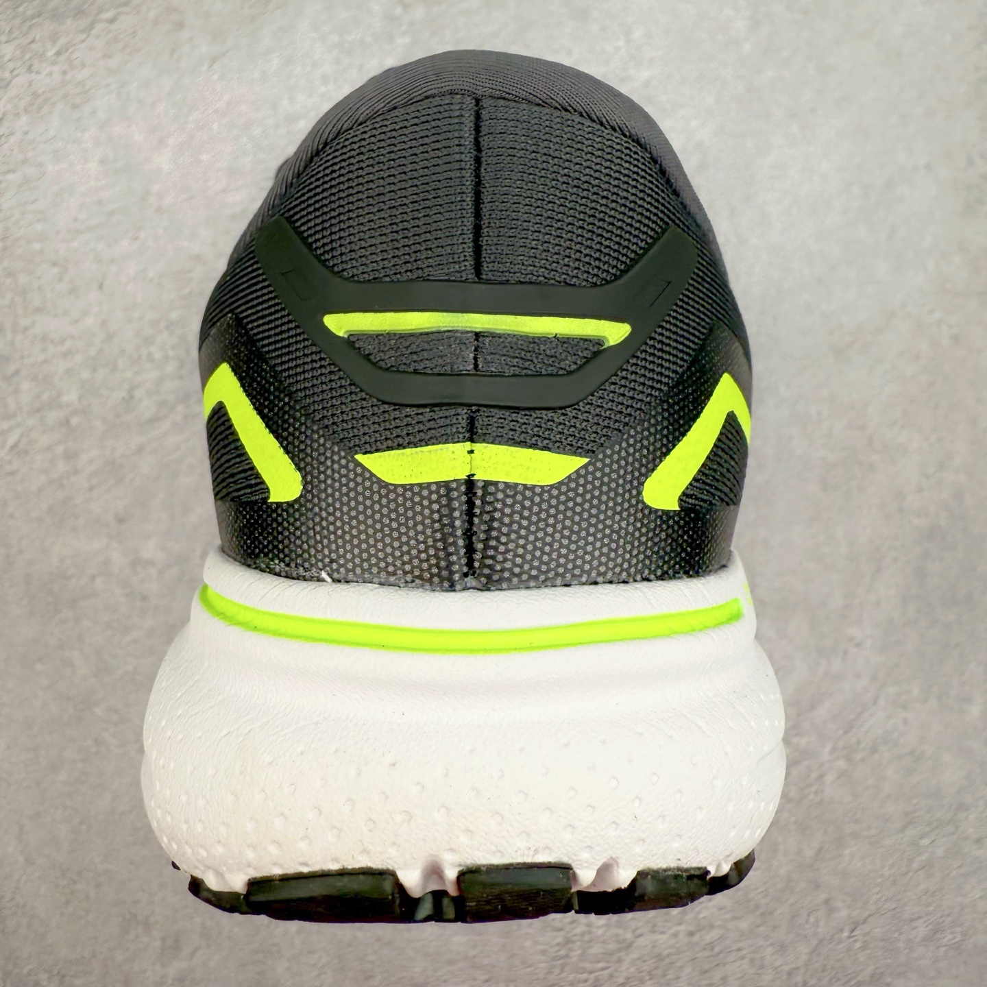 图片[8]-Brooks布鲁克斯 Ghost 15 马拉松舒适百搭防滑耐磨低帮跑步鞋 Brooks 四大跑鞋之一 百年品牌 跑鞋从外形上基本就能判断这是一款速度跑鞋 简洁干练的外形结构和极强的运动流线型看着非常有速度感 上脚的第一感觉是非常轻 美码9码的鞋单只206g不到 从个人偏好来说 200g左右的竞速鞋最具安全感 鞋面采用单层网布 很薄 前掌使用了大量开放式网眼 排气直接快速 透气性上乘 鞋舌也是轻量化设计 仅为一层麂皮 和脚背完美贴合 鞋舌中央有个防偏穿孔 从实际穿着来看 通常鞋舌都是外偏 如果是防偏穿孔位于中心 防偏效果其实并不十分有效 如果采用趋外侧的偏心设计更有效 鞋帮泡棉填充量不大 但非常紧凑 贴合舒适 包裹稳固 内置硬质TPU保证必要的稳定性 跑鞋中底采用的是DNA FLASH科技材料 DNA FLASH中底科技 是Brooks第一款将氮气注入中底的创新科技 主要原理是借助“超临界流体”发泡技术 将液态氮稳定的转化为气态氮 并使其均匀地形成无数紧密贴合的密闭式气囊结构 尺码：36 36.5 37.5 38 38.5 39 40 40.5 41 42 42.5 43 44 44.5 45 46-选品中心