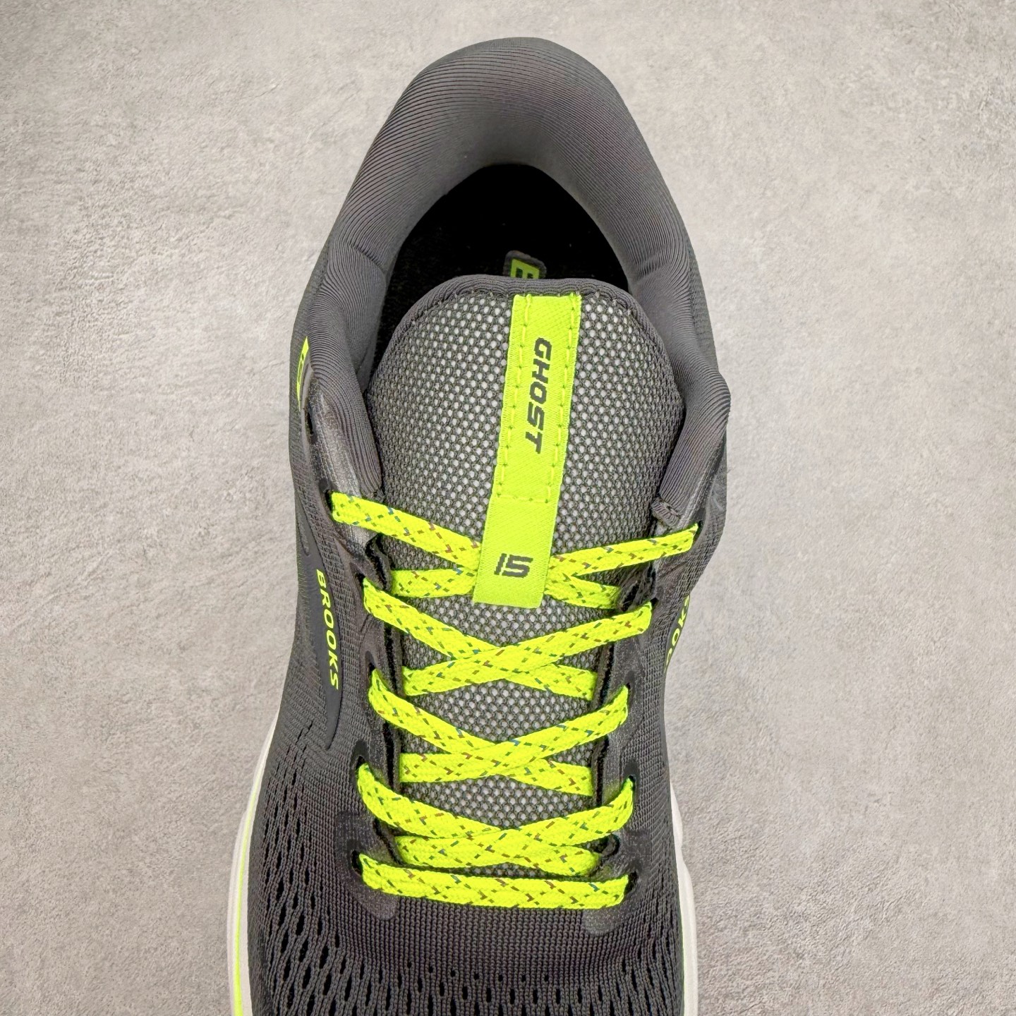 图片[5]-Brooks布鲁克斯 Ghost 15 马拉松舒适百搭防滑耐磨低帮跑步鞋 Brooks 四大跑鞋之一 百年品牌 跑鞋从外形上基本就能判断这是一款速度跑鞋 简洁干练的外形结构和极强的运动流线型看着非常有速度感 上脚的第一感觉是非常轻 美码9码的鞋单只206g不到 从个人偏好来说 200g左右的竞速鞋最具安全感 鞋面采用单层网布 很薄 前掌使用了大量开放式网眼 排气直接快速 透气性上乘 鞋舌也是轻量化设计 仅为一层麂皮 和脚背完美贴合 鞋舌中央有个防偏穿孔 从实际穿着来看 通常鞋舌都是外偏 如果是防偏穿孔位于中心 防偏效果其实并不十分有效 如果采用趋外侧的偏心设计更有效 鞋帮泡棉填充量不大 但非常紧凑 贴合舒适 包裹稳固 内置硬质TPU保证必要的稳定性 跑鞋中底采用的是DNA FLASH科技材料 DNA FLASH中底科技 是Brooks第一款将氮气注入中底的创新科技 主要原理是借助“超临界流体”发泡技术 将液态氮稳定的转化为气态氮 并使其均匀地形成无数紧密贴合的密闭式气囊结构 尺码：36 36.5 37.5 38 38.5 39 40 40.5 41 42 42.5 43 44 44.5 45 46-选品中心