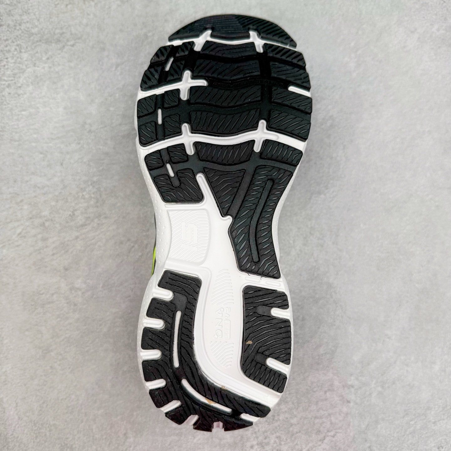 图片[9]-Brooks布鲁克斯 Ghost 15 马拉松舒适百搭防滑耐磨低帮跑步鞋 Brooks 四大跑鞋之一 百年品牌 跑鞋从外形上基本就能判断这是一款速度跑鞋 简洁干练的外形结构和极强的运动流线型看着非常有速度感 上脚的第一感觉是非常轻 美码9码的鞋单只206g不到 从个人偏好来说 200g左右的竞速鞋最具安全感 鞋面采用单层网布 很薄 前掌使用了大量开放式网眼 排气直接快速 透气性上乘 鞋舌也是轻量化设计 仅为一层麂皮 和脚背完美贴合 鞋舌中央有个防偏穿孔 从实际穿着来看 通常鞋舌都是外偏 如果是防偏穿孔位于中心 防偏效果其实并不十分有效 如果采用趋外侧的偏心设计更有效 鞋帮泡棉填充量不大 但非常紧凑 贴合舒适 包裹稳固 内置硬质TPU保证必要的稳定性 跑鞋中底采用的是DNA FLASH科技材料 DNA FLASH中底科技 是Brooks第一款将氮气注入中底的创新科技 主要原理是借助“超临界流体”发泡技术 将液态氮稳定的转化为气态氮 并使其均匀地形成无数紧密贴合的密闭式气囊结构 尺码：36 36.5 37.5 38 38.5 39 40 40.5 41 42 42.5 43 44 44.5 45 46-选品中心