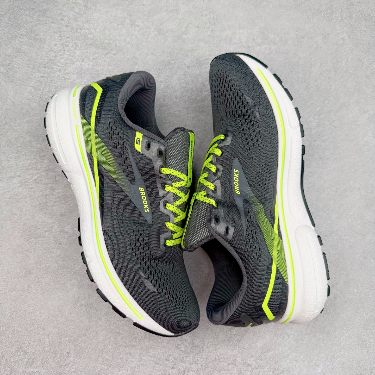 图片[3]-Brooks布鲁克斯 Ghost 15 马拉松舒适百搭防滑耐磨低帮跑步鞋 Brooks 四大跑鞋之一 百年品牌 跑鞋从外形上基本就能判断这是一款速度跑鞋 简洁干练的外形结构和极强的运动流线型看着非常有速度感 上脚的第一感觉是非常轻 美码9码的鞋单只206g不到 从个人偏好来说 200g左右的竞速鞋最具安全感 鞋面采用单层网布 很薄 前掌使用了大量开放式网眼 排气直接快速 透气性上乘 鞋舌也是轻量化设计 仅为一层麂皮 和脚背完美贴合 鞋舌中央有个防偏穿孔 从实际穿着来看 通常鞋舌都是外偏 如果是防偏穿孔位于中心 防偏效果其实并不十分有效 如果采用趋外侧的偏心设计更有效 鞋帮泡棉填充量不大 但非常紧凑 贴合舒适 包裹稳固 内置硬质TPU保证必要的稳定性 跑鞋中底采用的是DNA FLASH科技材料 DNA FLASH中底科技 是Brooks第一款将氮气注入中底的创新科技 主要原理是借助“超临界流体”发泡技术 将液态氮稳定的转化为气态氮 并使其均匀地形成无数紧密贴合的密闭式气囊结构 尺码：36 36.5 37.5 38 38.5 39 40 40.5 41 42 42.5 43 44 44.5 45 46-选品中心