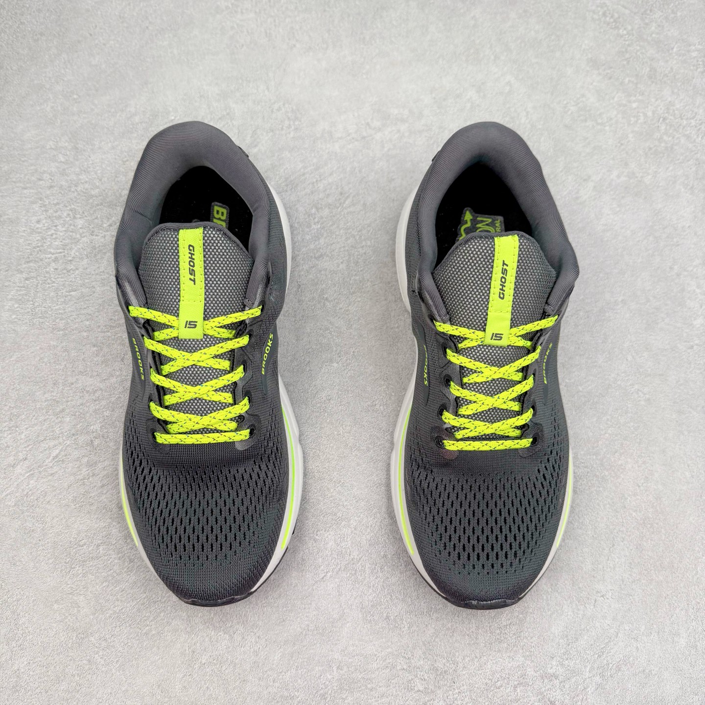 图片[2]-Brooks布鲁克斯 Ghost 15 马拉松舒适百搭防滑耐磨低帮跑步鞋 Brooks 四大跑鞋之一 百年品牌 跑鞋从外形上基本就能判断这是一款速度跑鞋 简洁干练的外形结构和极强的运动流线型看着非常有速度感 上脚的第一感觉是非常轻 美码9码的鞋单只206g不到 从个人偏好来说 200g左右的竞速鞋最具安全感 鞋面采用单层网布 很薄 前掌使用了大量开放式网眼 排气直接快速 透气性上乘 鞋舌也是轻量化设计 仅为一层麂皮 和脚背完美贴合 鞋舌中央有个防偏穿孔 从实际穿着来看 通常鞋舌都是外偏 如果是防偏穿孔位于中心 防偏效果其实并不十分有效 如果采用趋外侧的偏心设计更有效 鞋帮泡棉填充量不大 但非常紧凑 贴合舒适 包裹稳固 内置硬质TPU保证必要的稳定性 跑鞋中底采用的是DNA FLASH科技材料 DNA FLASH中底科技 是Brooks第一款将氮气注入中底的创新科技 主要原理是借助“超临界流体”发泡技术 将液态氮稳定的转化为气态氮 并使其均匀地形成无数紧密贴合的密闭式气囊结构 尺码：36 36.5 37.5 38 38.5 39 40 40.5 41 42 42.5 43 44 44.5 45 46-选品中心