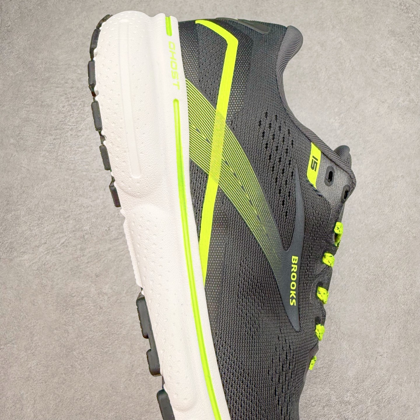 图片[6]-Brooks布鲁克斯 Ghost 15 马拉松舒适百搭防滑耐磨低帮跑步鞋 Brooks 四大跑鞋之一 百年品牌 跑鞋从外形上基本就能判断这是一款速度跑鞋 简洁干练的外形结构和极强的运动流线型看着非常有速度感 上脚的第一感觉是非常轻 美码9码的鞋单只206g不到 从个人偏好来说 200g左右的竞速鞋最具安全感 鞋面采用单层网布 很薄 前掌使用了大量开放式网眼 排气直接快速 透气性上乘 鞋舌也是轻量化设计 仅为一层麂皮 和脚背完美贴合 鞋舌中央有个防偏穿孔 从实际穿着来看 通常鞋舌都是外偏 如果是防偏穿孔位于中心 防偏效果其实并不十分有效 如果采用趋外侧的偏心设计更有效 鞋帮泡棉填充量不大 但非常紧凑 贴合舒适 包裹稳固 内置硬质TPU保证必要的稳定性 跑鞋中底采用的是DNA FLASH科技材料 DNA FLASH中底科技 是Brooks第一款将氮气注入中底的创新科技 主要原理是借助“超临界流体”发泡技术 将液态氮稳定的转化为气态氮 并使其均匀地形成无数紧密贴合的密闭式气囊结构 尺码：36 36.5 37.5 38 38.5 39 40 40.5 41 42 42.5 43 44 44.5 45 46-选品中心