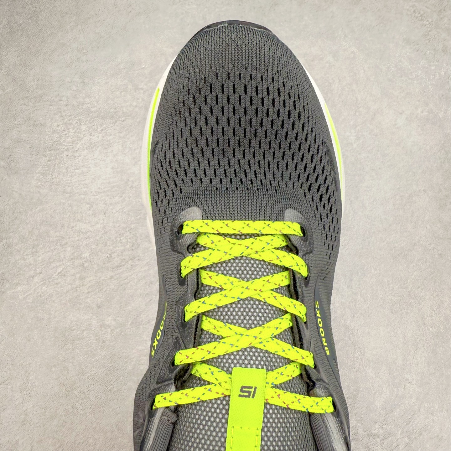 图片[4]-Brooks布鲁克斯 Ghost 15 马拉松舒适百搭防滑耐磨低帮跑步鞋 Brooks 四大跑鞋之一 百年品牌 跑鞋从外形上基本就能判断这是一款速度跑鞋 简洁干练的外形结构和极强的运动流线型看着非常有速度感 上脚的第一感觉是非常轻 美码9码的鞋单只206g不到 从个人偏好来说 200g左右的竞速鞋最具安全感 鞋面采用单层网布 很薄 前掌使用了大量开放式网眼 排气直接快速 透气性上乘 鞋舌也是轻量化设计 仅为一层麂皮 和脚背完美贴合 鞋舌中央有个防偏穿孔 从实际穿着来看 通常鞋舌都是外偏 如果是防偏穿孔位于中心 防偏效果其实并不十分有效 如果采用趋外侧的偏心设计更有效 鞋帮泡棉填充量不大 但非常紧凑 贴合舒适 包裹稳固 内置硬质TPU保证必要的稳定性 跑鞋中底采用的是DNA FLASH科技材料 DNA FLASH中底科技 是Brooks第一款将氮气注入中底的创新科技 主要原理是借助“超临界流体”发泡技术 将液态氮稳定的转化为气态氮 并使其均匀地形成无数紧密贴合的密闭式气囊结构 尺码：36 36.5 37.5 38 38.5 39 40 40.5 41 42 42.5 43 44 44.5 45 46-选品中心