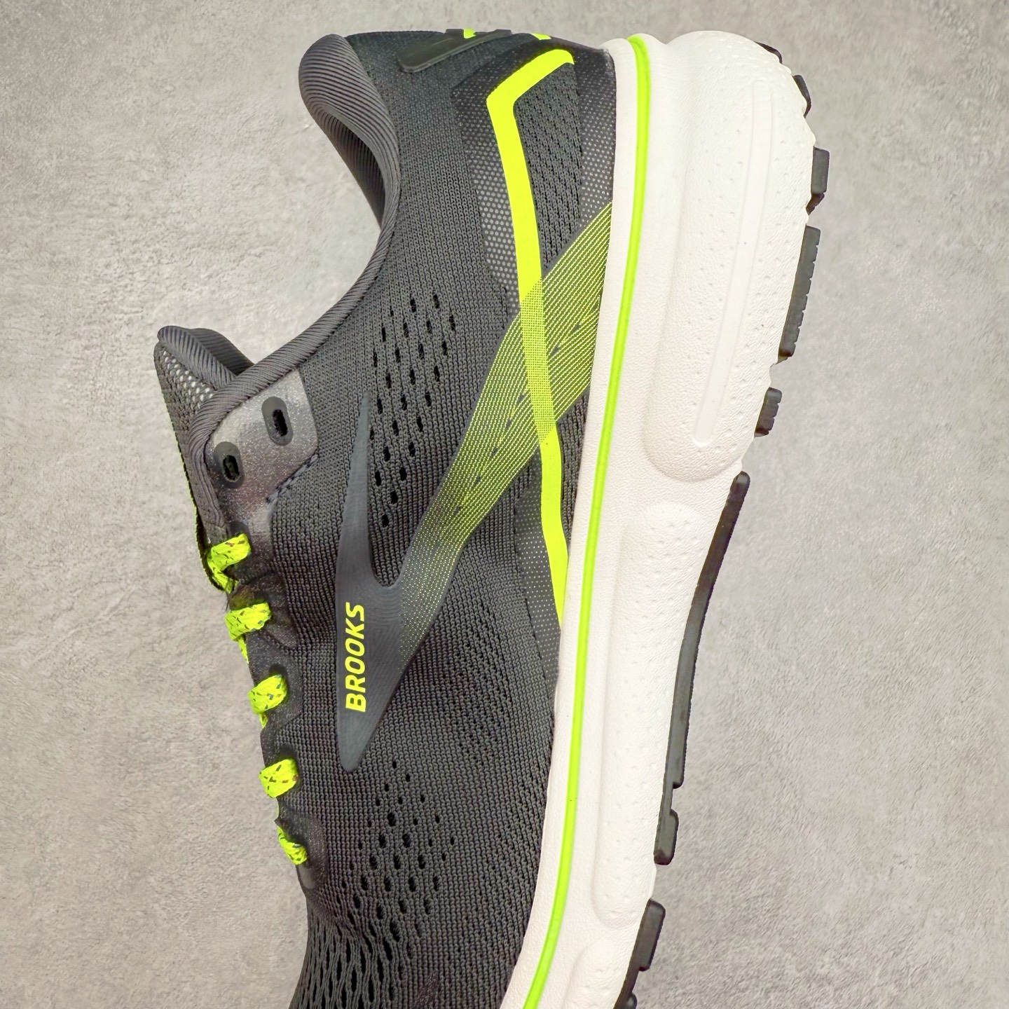 图片[7]-Brooks布鲁克斯 Ghost 15 马拉松舒适百搭防滑耐磨低帮跑步鞋 Brooks 四大跑鞋之一 百年品牌 跑鞋从外形上基本就能判断这是一款速度跑鞋 简洁干练的外形结构和极强的运动流线型看着非常有速度感 上脚的第一感觉是非常轻 美码9码的鞋单只206g不到 从个人偏好来说 200g左右的竞速鞋最具安全感 鞋面采用单层网布 很薄 前掌使用了大量开放式网眼 排气直接快速 透气性上乘 鞋舌也是轻量化设计 仅为一层麂皮 和脚背完美贴合 鞋舌中央有个防偏穿孔 从实际穿着来看 通常鞋舌都是外偏 如果是防偏穿孔位于中心 防偏效果其实并不十分有效 如果采用趋外侧的偏心设计更有效 鞋帮泡棉填充量不大 但非常紧凑 贴合舒适 包裹稳固 内置硬质TPU保证必要的稳定性 跑鞋中底采用的是DNA FLASH科技材料 DNA FLASH中底科技 是Brooks第一款将氮气注入中底的创新科技 主要原理是借助“超临界流体”发泡技术 将液态氮稳定的转化为气态氮 并使其均匀地形成无数紧密贴合的密闭式气囊结构 尺码：36 36.5 37.5 38 38.5 39 40 40.5 41 42 42.5 43 44 44.5 45 46-选品中心