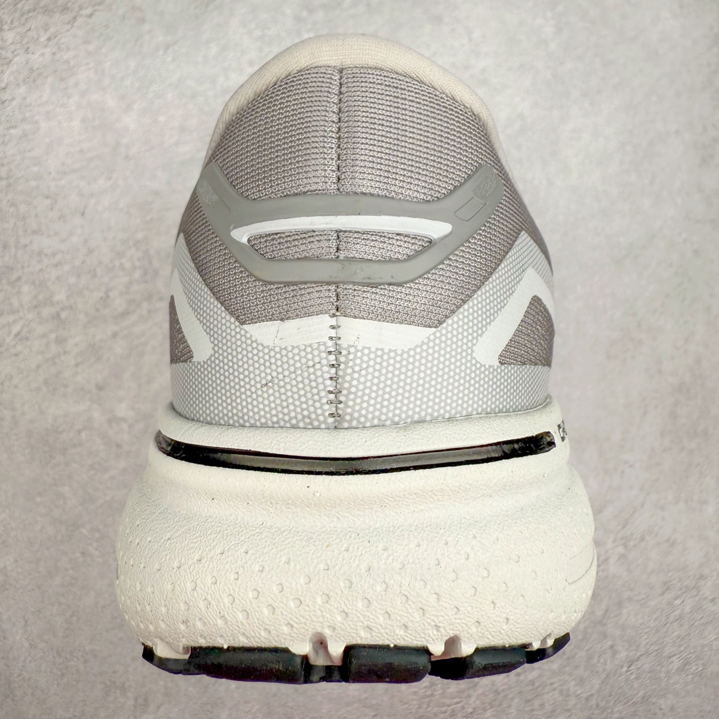 图片[8]-Brooks布鲁克斯 Ghost 15 马拉松舒适百搭防滑耐磨低帮跑步鞋 Brooks 四大跑鞋之一 百年品牌 跑鞋从外形上基本就能判断这是一款速度跑鞋 简洁干练的外形结构和极强的运动流线型看着非常有速度感 上脚的第一感觉是非常轻 美码9码的鞋单只206g不到 从个人偏好来说 200g左右的竞速鞋最具安全感 鞋面采用单层网布 很薄 前掌使用了大量开放式网眼 排气直接快速 透气性上乘 鞋舌也是轻量化设计 仅为一层麂皮 和脚背完美贴合 鞋舌中央有个防偏穿孔 从实际穿着来看 通常鞋舌都是外偏 如果是防偏穿孔位于中心 防偏效果其实并不十分有效 如果采用趋外侧的偏心设计更有效 鞋帮泡棉填充量不大 但非常紧凑 贴合舒适 包裹稳固 内置硬质TPU保证必要的稳定性 跑鞋中底采用的是DNA FLASH科技材料 DNA FLASH中底科技 是Brooks第一款将氮气注入中底的创新科技 主要原理是借助“超临界流体”发泡技术 将液态氮稳定的转化为气态氮 并使其均匀地形成无数紧密贴合的密闭式气囊结构 尺码：36 36.5 37.5 38 38.5 39 40 40.5 41 42 42.5 43 44 44.5 45 46-选品中心