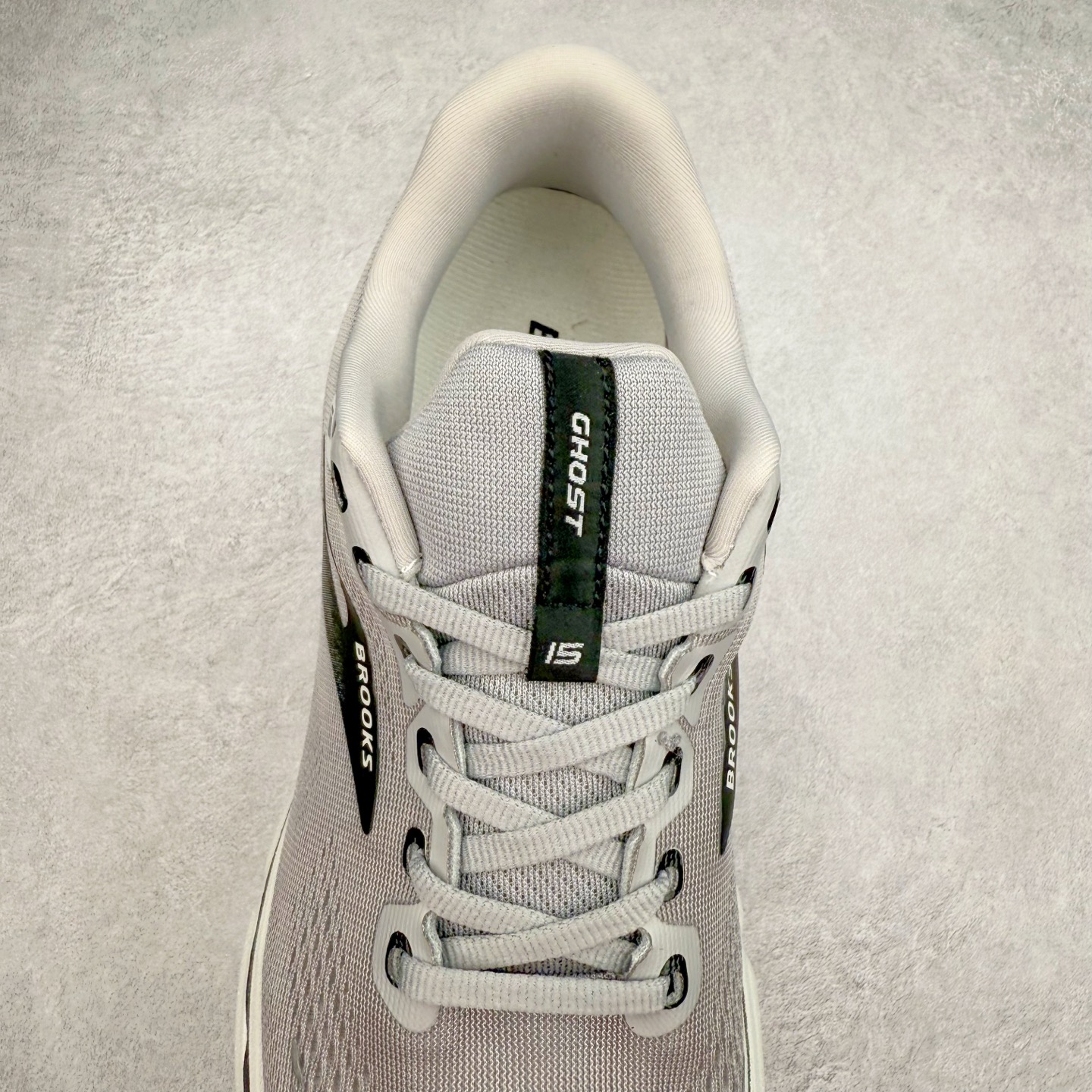 图片[5]-Brooks布鲁克斯 Ghost 15 马拉松舒适百搭防滑耐磨低帮跑步鞋 Brooks 四大跑鞋之一 百年品牌 跑鞋从外形上基本就能判断这是一款速度跑鞋 简洁干练的外形结构和极强的运动流线型看着非常有速度感 上脚的第一感觉是非常轻 美码9码的鞋单只206g不到 从个人偏好来说 200g左右的竞速鞋最具安全感 鞋面采用单层网布 很薄 前掌使用了大量开放式网眼 排气直接快速 透气性上乘 鞋舌也是轻量化设计 仅为一层麂皮 和脚背完美贴合 鞋舌中央有个防偏穿孔 从实际穿着来看 通常鞋舌都是外偏 如果是防偏穿孔位于中心 防偏效果其实并不十分有效 如果采用趋外侧的偏心设计更有效 鞋帮泡棉填充量不大 但非常紧凑 贴合舒适 包裹稳固 内置硬质TPU保证必要的稳定性 跑鞋中底采用的是DNA FLASH科技材料 DNA FLASH中底科技 是Brooks第一款将氮气注入中底的创新科技 主要原理是借助“超临界流体”发泡技术 将液态氮稳定的转化为气态氮 并使其均匀地形成无数紧密贴合的密闭式气囊结构 尺码：36 36.5 37.5 38 38.5 39 40 40.5 41 42 42.5 43 44 44.5 45 46-选品中心