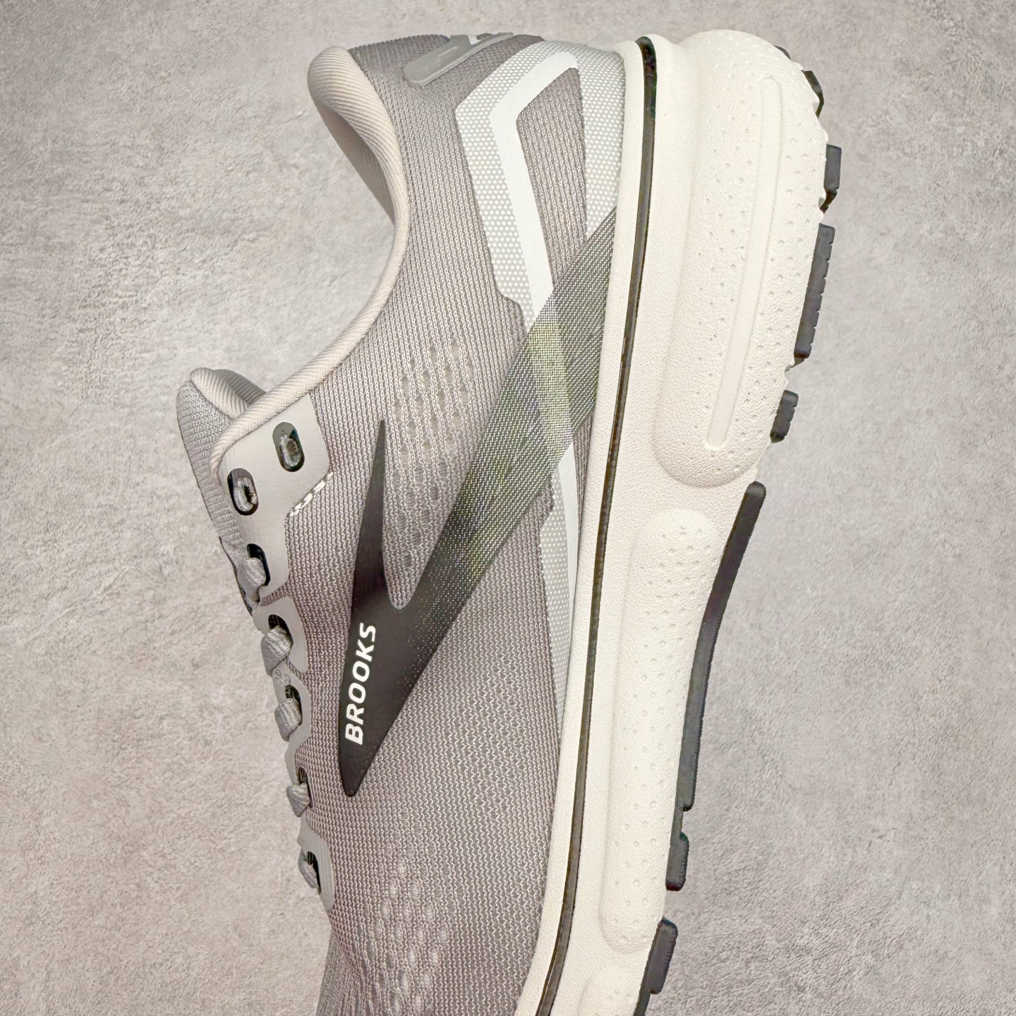 图片[7]-Brooks布鲁克斯 Ghost 15 马拉松舒适百搭防滑耐磨低帮跑步鞋 Brooks 四大跑鞋之一 百年品牌 跑鞋从外形上基本就能判断这是一款速度跑鞋 简洁干练的外形结构和极强的运动流线型看着非常有速度感 上脚的第一感觉是非常轻 美码9码的鞋单只206g不到 从个人偏好来说 200g左右的竞速鞋最具安全感 鞋面采用单层网布 很薄 前掌使用了大量开放式网眼 排气直接快速 透气性上乘 鞋舌也是轻量化设计 仅为一层麂皮 和脚背完美贴合 鞋舌中央有个防偏穿孔 从实际穿着来看 通常鞋舌都是外偏 如果是防偏穿孔位于中心 防偏效果其实并不十分有效 如果采用趋外侧的偏心设计更有效 鞋帮泡棉填充量不大 但非常紧凑 贴合舒适 包裹稳固 内置硬质TPU保证必要的稳定性 跑鞋中底采用的是DNA FLASH科技材料 DNA FLASH中底科技 是Brooks第一款将氮气注入中底的创新科技 主要原理是借助“超临界流体”发泡技术 将液态氮稳定的转化为气态氮 并使其均匀地形成无数紧密贴合的密闭式气囊结构 尺码：36 36.5 37.5 38 38.5 39 40 40.5 41 42 42.5 43 44 44.5 45 46-选品中心