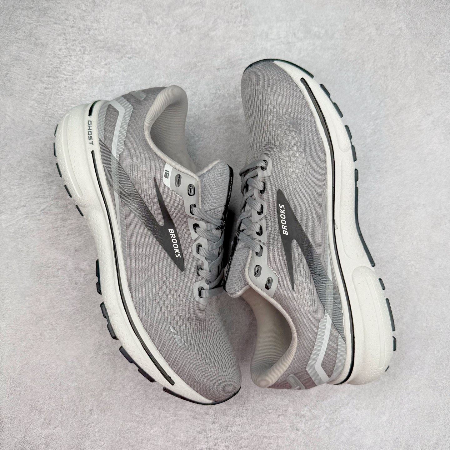 图片[3]-Brooks布鲁克斯 Ghost 15 马拉松舒适百搭防滑耐磨低帮跑步鞋 Brooks 四大跑鞋之一 百年品牌 跑鞋从外形上基本就能判断这是一款速度跑鞋 简洁干练的外形结构和极强的运动流线型看着非常有速度感 上脚的第一感觉是非常轻 美码9码的鞋单只206g不到 从个人偏好来说 200g左右的竞速鞋最具安全感 鞋面采用单层网布 很薄 前掌使用了大量开放式网眼 排气直接快速 透气性上乘 鞋舌也是轻量化设计 仅为一层麂皮 和脚背完美贴合 鞋舌中央有个防偏穿孔 从实际穿着来看 通常鞋舌都是外偏 如果是防偏穿孔位于中心 防偏效果其实并不十分有效 如果采用趋外侧的偏心设计更有效 鞋帮泡棉填充量不大 但非常紧凑 贴合舒适 包裹稳固 内置硬质TPU保证必要的稳定性 跑鞋中底采用的是DNA FLASH科技材料 DNA FLASH中底科技 是Brooks第一款将氮气注入中底的创新科技 主要原理是借助“超临界流体”发泡技术 将液态氮稳定的转化为气态氮 并使其均匀地形成无数紧密贴合的密闭式气囊结构 尺码：36 36.5 37.5 38 38.5 39 40 40.5 41 42 42.5 43 44 44.5 45 46-选品中心