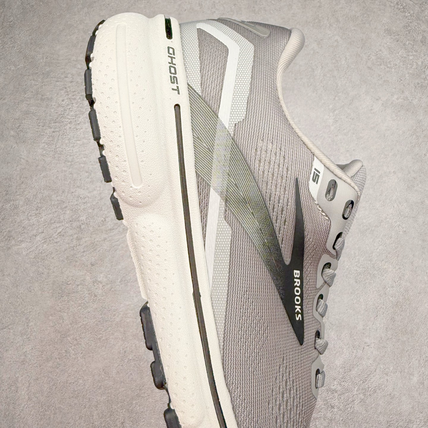 图片[6]-Brooks布鲁克斯 Ghost 15 马拉松舒适百搭防滑耐磨低帮跑步鞋 Brooks 四大跑鞋之一 百年品牌 跑鞋从外形上基本就能判断这是一款速度跑鞋 简洁干练的外形结构和极强的运动流线型看着非常有速度感 上脚的第一感觉是非常轻 美码9码的鞋单只206g不到 从个人偏好来说 200g左右的竞速鞋最具安全感 鞋面采用单层网布 很薄 前掌使用了大量开放式网眼 排气直接快速 透气性上乘 鞋舌也是轻量化设计 仅为一层麂皮 和脚背完美贴合 鞋舌中央有个防偏穿孔 从实际穿着来看 通常鞋舌都是外偏 如果是防偏穿孔位于中心 防偏效果其实并不十分有效 如果采用趋外侧的偏心设计更有效 鞋帮泡棉填充量不大 但非常紧凑 贴合舒适 包裹稳固 内置硬质TPU保证必要的稳定性 跑鞋中底采用的是DNA FLASH科技材料 DNA FLASH中底科技 是Brooks第一款将氮气注入中底的创新科技 主要原理是借助“超临界流体”发泡技术 将液态氮稳定的转化为气态氮 并使其均匀地形成无数紧密贴合的密闭式气囊结构 尺码：36 36.5 37.5 38 38.5 39 40 40.5 41 42 42.5 43 44 44.5 45 46-选品中心