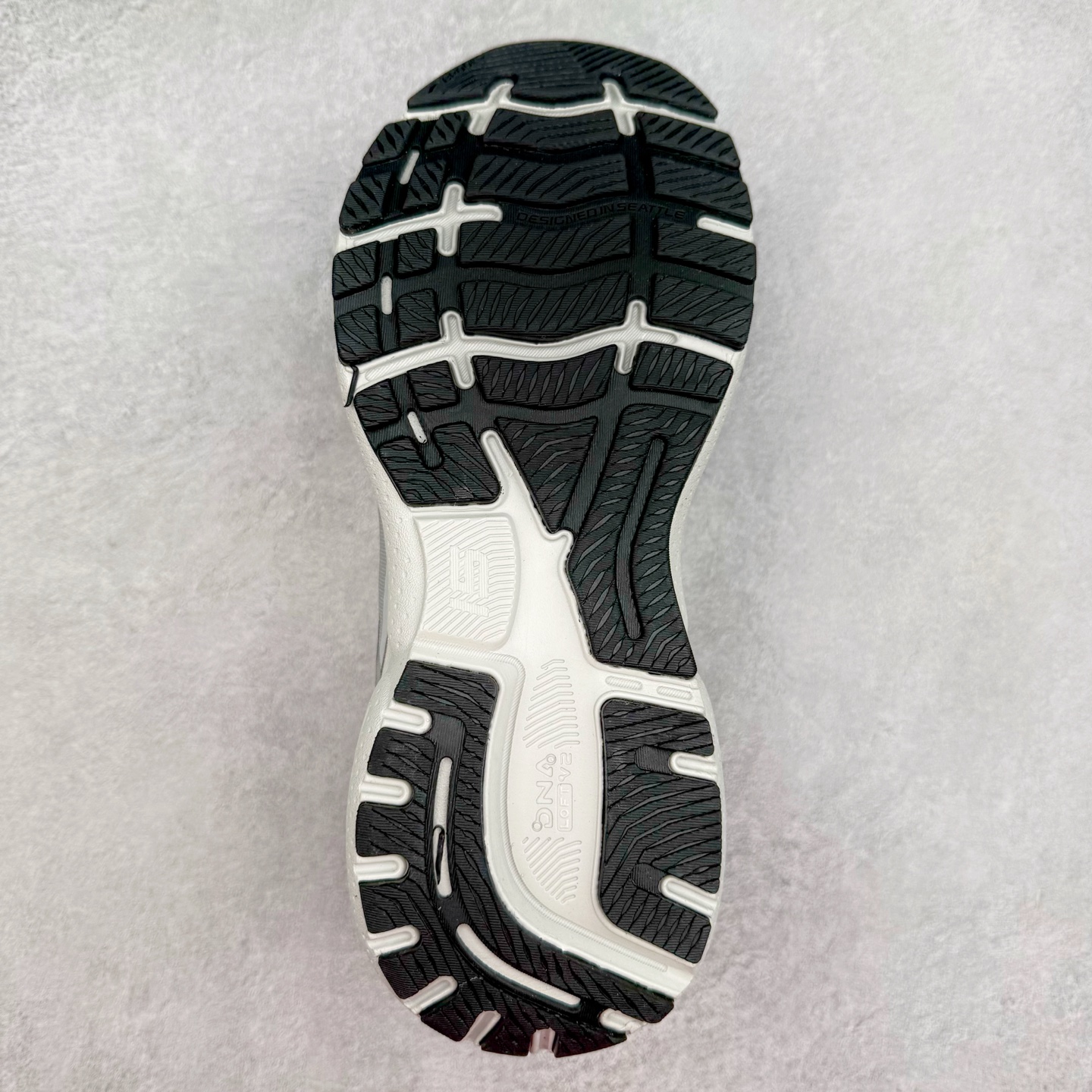 图片[9]-Brooks布鲁克斯 Ghost 15 马拉松舒适百搭防滑耐磨低帮跑步鞋 Brooks 四大跑鞋之一 百年品牌 跑鞋从外形上基本就能判断这是一款速度跑鞋 简洁干练的外形结构和极强的运动流线型看着非常有速度感 上脚的第一感觉是非常轻 美码9码的鞋单只206g不到 从个人偏好来说 200g左右的竞速鞋最具安全感 鞋面采用单层网布 很薄 前掌使用了大量开放式网眼 排气直接快速 透气性上乘 鞋舌也是轻量化设计 仅为一层麂皮 和脚背完美贴合 鞋舌中央有个防偏穿孔 从实际穿着来看 通常鞋舌都是外偏 如果是防偏穿孔位于中心 防偏效果其实并不十分有效 如果采用趋外侧的偏心设计更有效 鞋帮泡棉填充量不大 但非常紧凑 贴合舒适 包裹稳固 内置硬质TPU保证必要的稳定性 跑鞋中底采用的是DNA FLASH科技材料 DNA FLASH中底科技 是Brooks第一款将氮气注入中底的创新科技 主要原理是借助“超临界流体”发泡技术 将液态氮稳定的转化为气态氮 并使其均匀地形成无数紧密贴合的密闭式气囊结构 尺码：36 36.5 37.5 38 38.5 39 40 40.5 41 42 42.5 43 44 44.5 45 46-选品中心