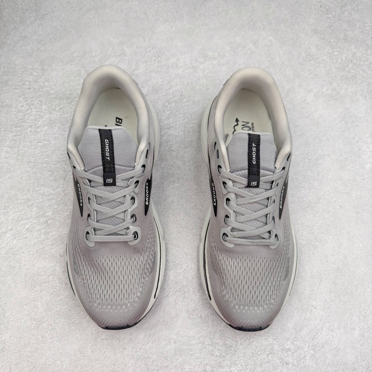 图片[2]-Brooks布鲁克斯 Ghost 15 马拉松舒适百搭防滑耐磨低帮跑步鞋 Brooks 四大跑鞋之一 百年品牌 跑鞋从外形上基本就能判断这是一款速度跑鞋 简洁干练的外形结构和极强的运动流线型看着非常有速度感 上脚的第一感觉是非常轻 美码9码的鞋单只206g不到 从个人偏好来说 200g左右的竞速鞋最具安全感 鞋面采用单层网布 很薄 前掌使用了大量开放式网眼 排气直接快速 透气性上乘 鞋舌也是轻量化设计 仅为一层麂皮 和脚背完美贴合 鞋舌中央有个防偏穿孔 从实际穿着来看 通常鞋舌都是外偏 如果是防偏穿孔位于中心 防偏效果其实并不十分有效 如果采用趋外侧的偏心设计更有效 鞋帮泡棉填充量不大 但非常紧凑 贴合舒适 包裹稳固 内置硬质TPU保证必要的稳定性 跑鞋中底采用的是DNA FLASH科技材料 DNA FLASH中底科技 是Brooks第一款将氮气注入中底的创新科技 主要原理是借助“超临界流体”发泡技术 将液态氮稳定的转化为气态氮 并使其均匀地形成无数紧密贴合的密闭式气囊结构 尺码：36 36.5 37.5 38 38.5 39 40 40.5 41 42 42.5 43 44 44.5 45 46-选品中心