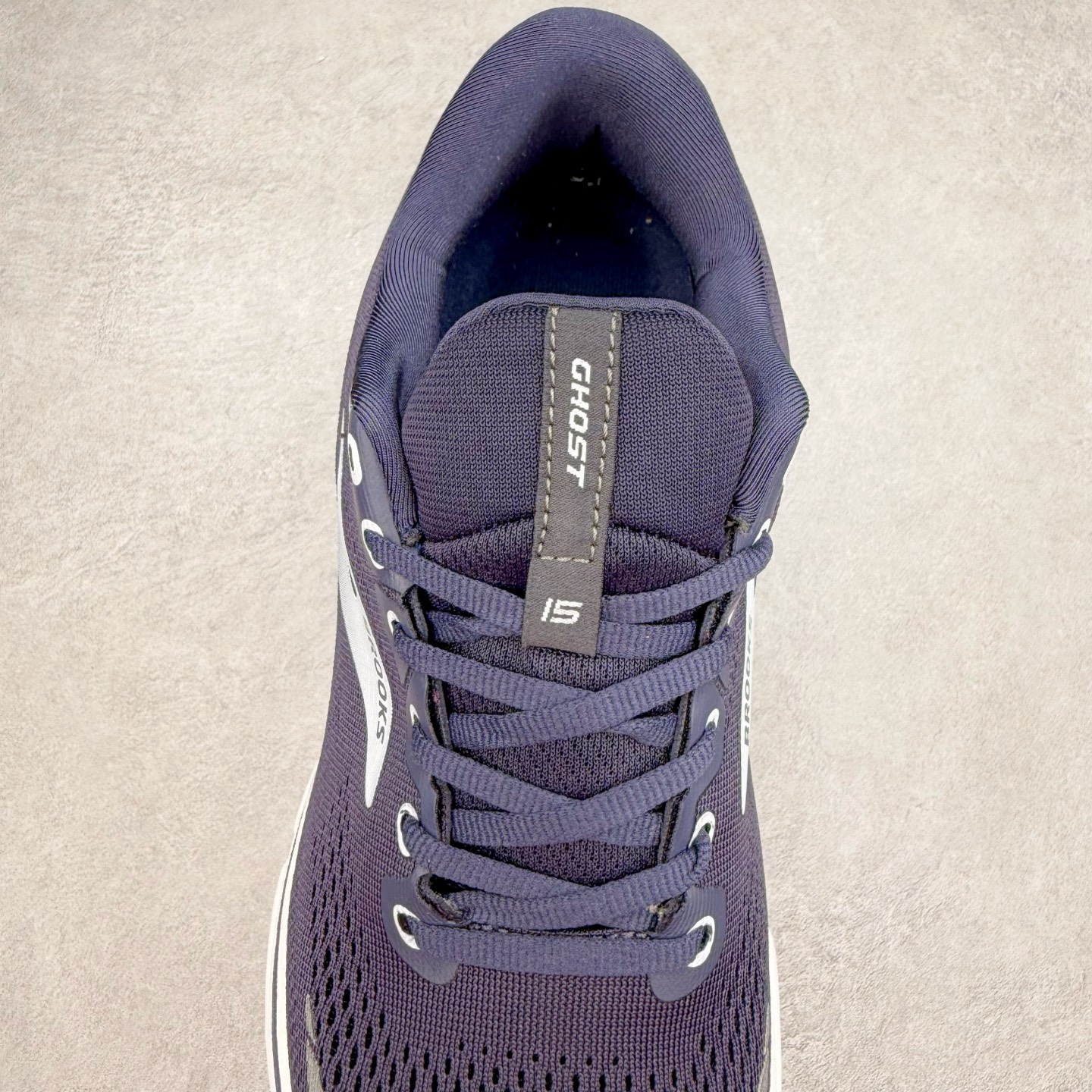 图片[5]-Brooks布鲁克斯 Ghost 15 马拉松舒适百搭防滑耐磨低帮跑步鞋 Brooks 四大跑鞋之一 百年品牌 跑鞋从外形上基本就能判断这是一款速度跑鞋 简洁干练的外形结构和极强的运动流线型看着非常有速度感 上脚的第一感觉是非常轻 美码9码的鞋单只206g不到 从个人偏好来说 200g左右的竞速鞋最具安全感 鞋面采用单层网布 很薄 前掌使用了大量开放式网眼 排气直接快速 透气性上乘 鞋舌也是轻量化设计 仅为一层麂皮 和脚背完美贴合 鞋舌中央有个防偏穿孔 从实际穿着来看 通常鞋舌都是外偏 如果是防偏穿孔位于中心 防偏效果其实并不十分有效 如果采用趋外侧的偏心设计更有效 鞋帮泡棉填充量不大 但非常紧凑 贴合舒适 包裹稳固 内置硬质TPU保证必要的稳定性 跑鞋中底采用的是DNA FLASH科技材料 DNA FLASH中底科技 是Brooks第一款将氮气注入中底的创新科技 主要原理是借助“超临界流体”发泡技术 将液态氮稳定的转化为气态氮 并使其均匀地形成无数紧密贴合的密闭式气囊结构 尺码：36 36.5 37.5 38 38.5 39 40 40.5 41 42 42.5 43 44 44.5 45 46-选品中心