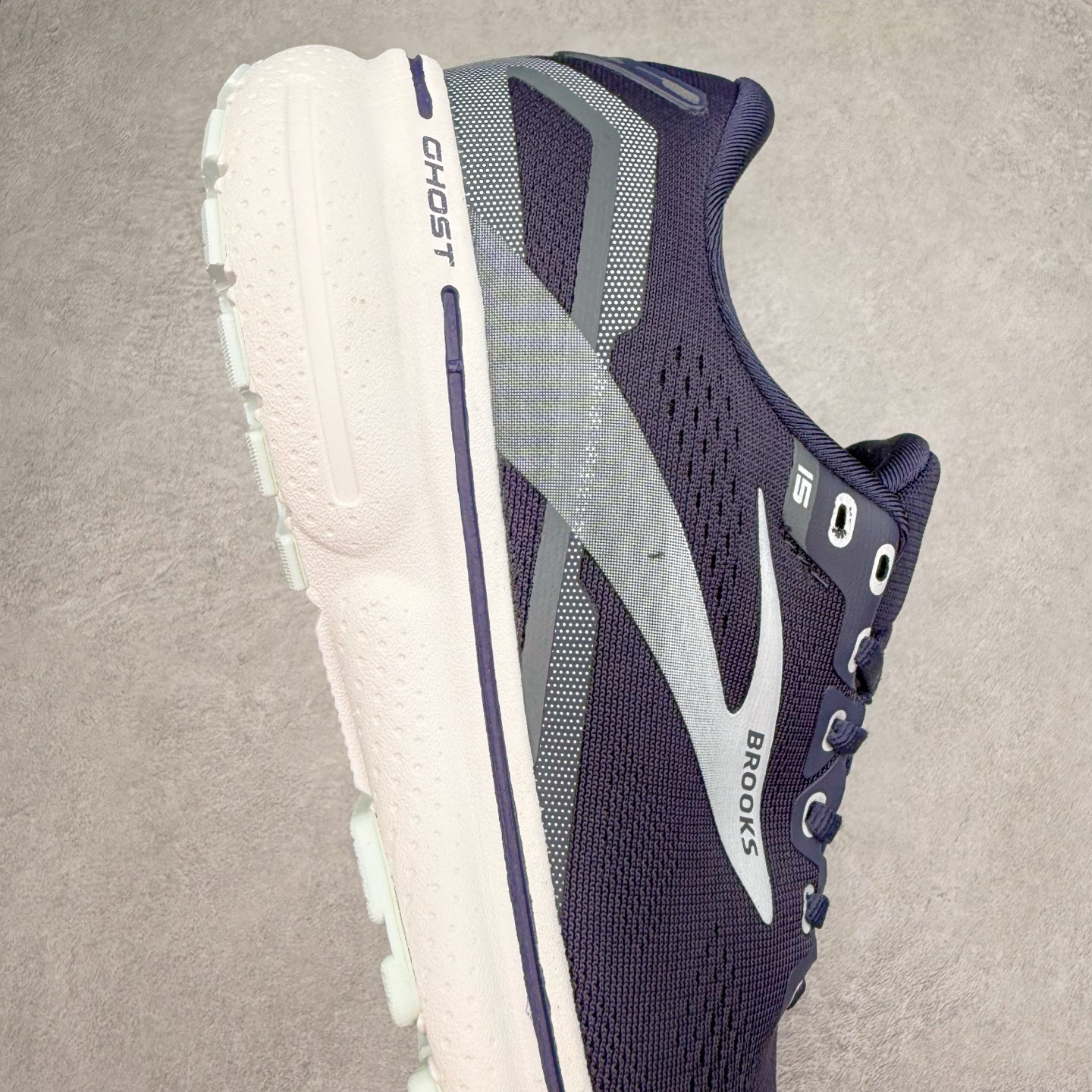 图片[6]-Brooks布鲁克斯 Ghost 15 马拉松舒适百搭防滑耐磨低帮跑步鞋 Brooks 四大跑鞋之一 百年品牌 跑鞋从外形上基本就能判断这是一款速度跑鞋 简洁干练的外形结构和极强的运动流线型看着非常有速度感 上脚的第一感觉是非常轻 美码9码的鞋单只206g不到 从个人偏好来说 200g左右的竞速鞋最具安全感 鞋面采用单层网布 很薄 前掌使用了大量开放式网眼 排气直接快速 透气性上乘 鞋舌也是轻量化设计 仅为一层麂皮 和脚背完美贴合 鞋舌中央有个防偏穿孔 从实际穿着来看 通常鞋舌都是外偏 如果是防偏穿孔位于中心 防偏效果其实并不十分有效 如果采用趋外侧的偏心设计更有效 鞋帮泡棉填充量不大 但非常紧凑 贴合舒适 包裹稳固 内置硬质TPU保证必要的稳定性 跑鞋中底采用的是DNA FLASH科技材料 DNA FLASH中底科技 是Brooks第一款将氮气注入中底的创新科技 主要原理是借助“超临界流体”发泡技术 将液态氮稳定的转化为气态氮 并使其均匀地形成无数紧密贴合的密闭式气囊结构 尺码：36 36.5 37.5 38 38.5 39 40 40.5 41 42 42.5 43 44 44.5 45 46-选品中心