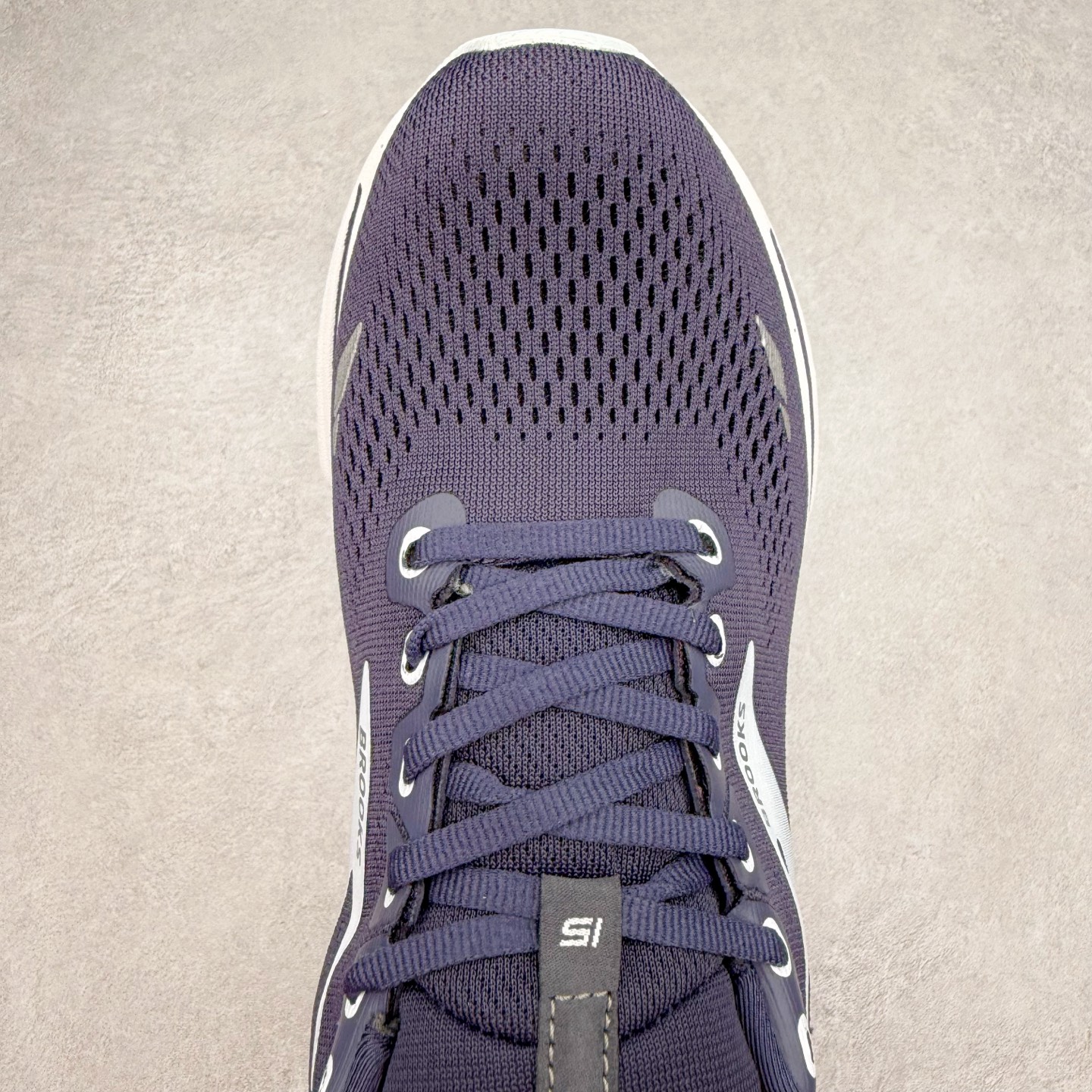 图片[4]-Brooks布鲁克斯 Ghost 15 马拉松舒适百搭防滑耐磨低帮跑步鞋 Brooks 四大跑鞋之一 百年品牌 跑鞋从外形上基本就能判断这是一款速度跑鞋 简洁干练的外形结构和极强的运动流线型看着非常有速度感 上脚的第一感觉是非常轻 美码9码的鞋单只206g不到 从个人偏好来说 200g左右的竞速鞋最具安全感 鞋面采用单层网布 很薄 前掌使用了大量开放式网眼 排气直接快速 透气性上乘 鞋舌也是轻量化设计 仅为一层麂皮 和脚背完美贴合 鞋舌中央有个防偏穿孔 从实际穿着来看 通常鞋舌都是外偏 如果是防偏穿孔位于中心 防偏效果其实并不十分有效 如果采用趋外侧的偏心设计更有效 鞋帮泡棉填充量不大 但非常紧凑 贴合舒适 包裹稳固 内置硬质TPU保证必要的稳定性 跑鞋中底采用的是DNA FLASH科技材料 DNA FLASH中底科技 是Brooks第一款将氮气注入中底的创新科技 主要原理是借助“超临界流体”发泡技术 将液态氮稳定的转化为气态氮 并使其均匀地形成无数紧密贴合的密闭式气囊结构 尺码：36 36.5 37.5 38 38.5 39 40 40.5 41 42 42.5 43 44 44.5 45 46-选品中心