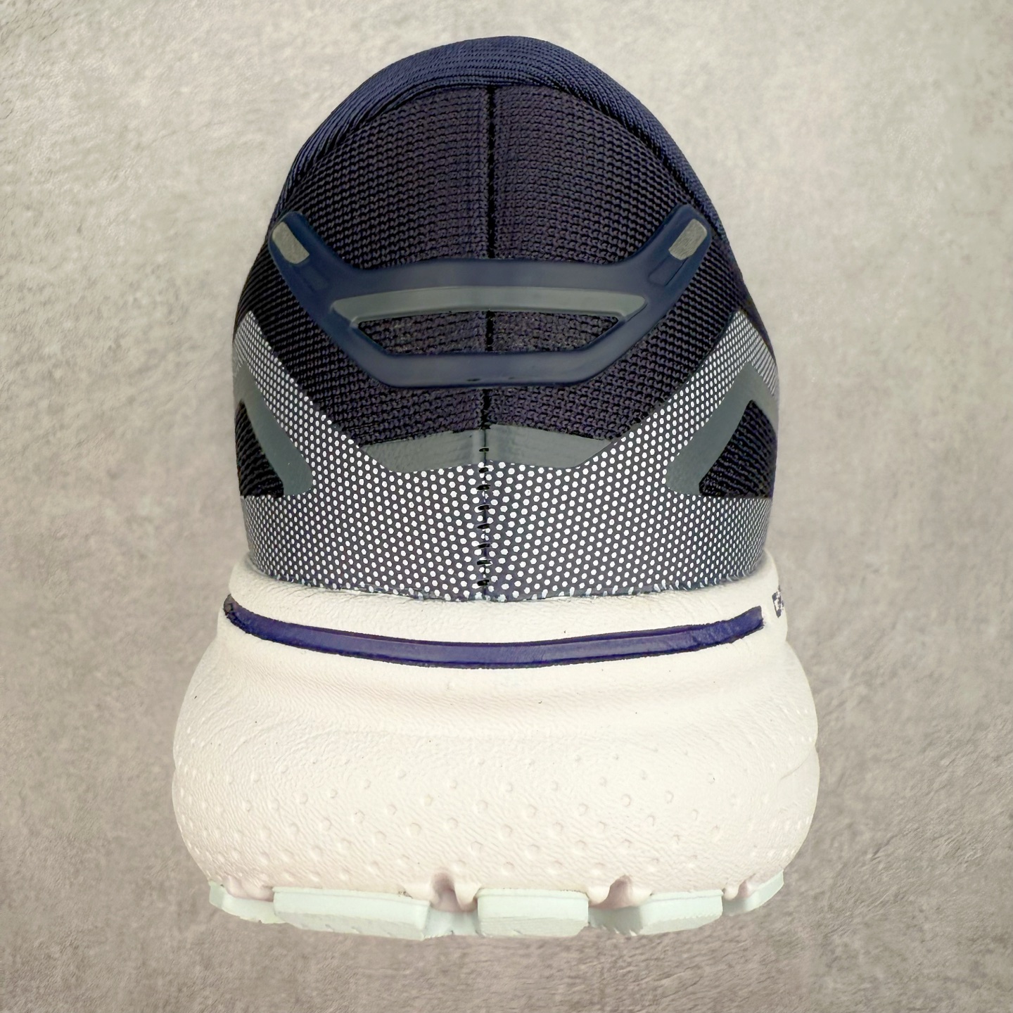 图片[8]-Brooks布鲁克斯 Ghost 15 马拉松舒适百搭防滑耐磨低帮跑步鞋 Brooks 四大跑鞋之一 百年品牌 跑鞋从外形上基本就能判断这是一款速度跑鞋 简洁干练的外形结构和极强的运动流线型看着非常有速度感 上脚的第一感觉是非常轻 美码9码的鞋单只206g不到 从个人偏好来说 200g左右的竞速鞋最具安全感 鞋面采用单层网布 很薄 前掌使用了大量开放式网眼 排气直接快速 透气性上乘 鞋舌也是轻量化设计 仅为一层麂皮 和脚背完美贴合 鞋舌中央有个防偏穿孔 从实际穿着来看 通常鞋舌都是外偏 如果是防偏穿孔位于中心 防偏效果其实并不十分有效 如果采用趋外侧的偏心设计更有效 鞋帮泡棉填充量不大 但非常紧凑 贴合舒适 包裹稳固 内置硬质TPU保证必要的稳定性 跑鞋中底采用的是DNA FLASH科技材料 DNA FLASH中底科技 是Brooks第一款将氮气注入中底的创新科技 主要原理是借助“超临界流体”发泡技术 将液态氮稳定的转化为气态氮 并使其均匀地形成无数紧密贴合的密闭式气囊结构 尺码：36 36.5 37.5 38 38.5 39 40 40.5 41 42 42.5 43 44 44.5 45 46-选品中心