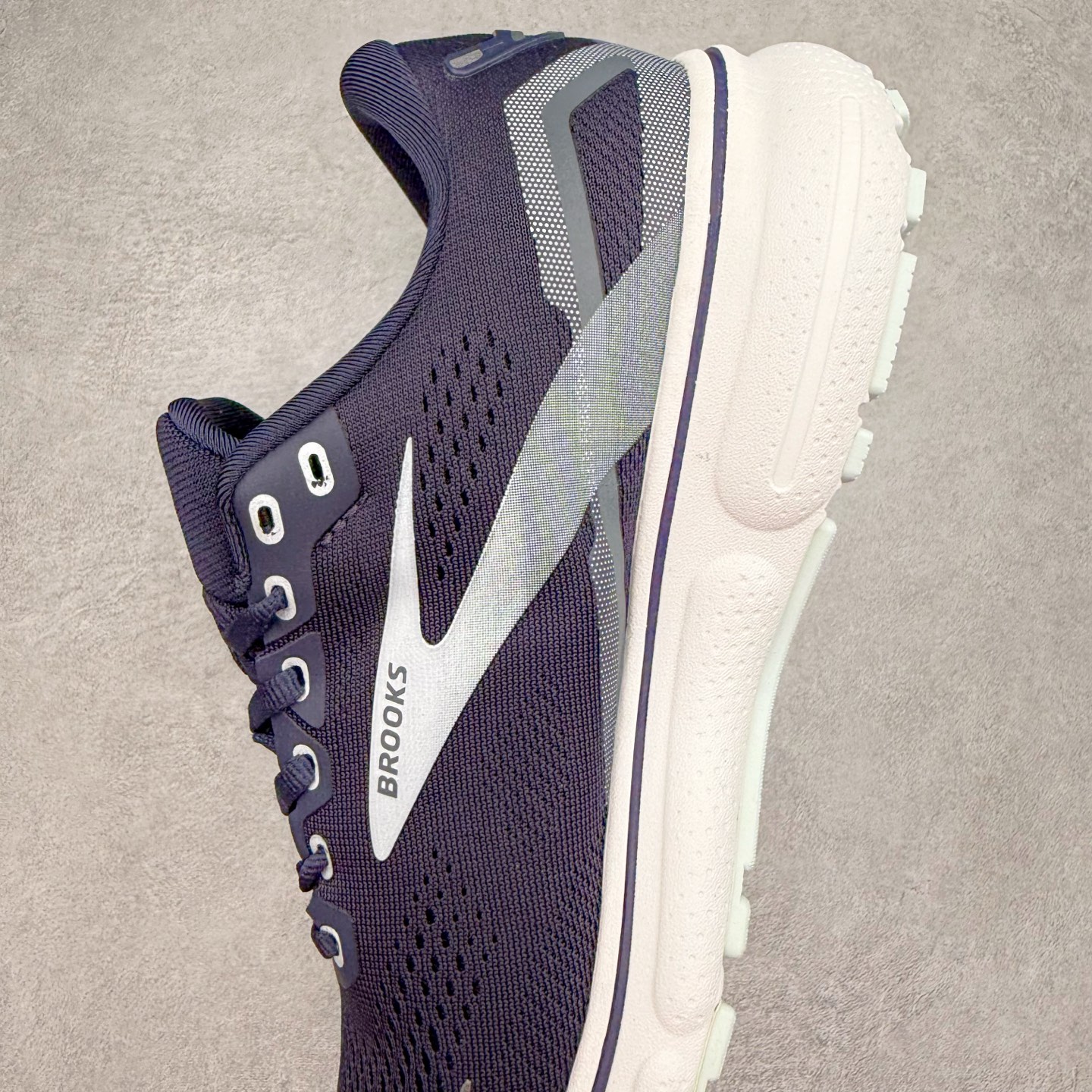 图片[7]-Brooks布鲁克斯 Ghost 15 马拉松舒适百搭防滑耐磨低帮跑步鞋 Brooks 四大跑鞋之一 百年品牌 跑鞋从外形上基本就能判断这是一款速度跑鞋 简洁干练的外形结构和极强的运动流线型看着非常有速度感 上脚的第一感觉是非常轻 美码9码的鞋单只206g不到 从个人偏好来说 200g左右的竞速鞋最具安全感 鞋面采用单层网布 很薄 前掌使用了大量开放式网眼 排气直接快速 透气性上乘 鞋舌也是轻量化设计 仅为一层麂皮 和脚背完美贴合 鞋舌中央有个防偏穿孔 从实际穿着来看 通常鞋舌都是外偏 如果是防偏穿孔位于中心 防偏效果其实并不十分有效 如果采用趋外侧的偏心设计更有效 鞋帮泡棉填充量不大 但非常紧凑 贴合舒适 包裹稳固 内置硬质TPU保证必要的稳定性 跑鞋中底采用的是DNA FLASH科技材料 DNA FLASH中底科技 是Brooks第一款将氮气注入中底的创新科技 主要原理是借助“超临界流体”发泡技术 将液态氮稳定的转化为气态氮 并使其均匀地形成无数紧密贴合的密闭式气囊结构 尺码：36 36.5 37.5 38 38.5 39 40 40.5 41 42 42.5 43 44 44.5 45 46-选品中心