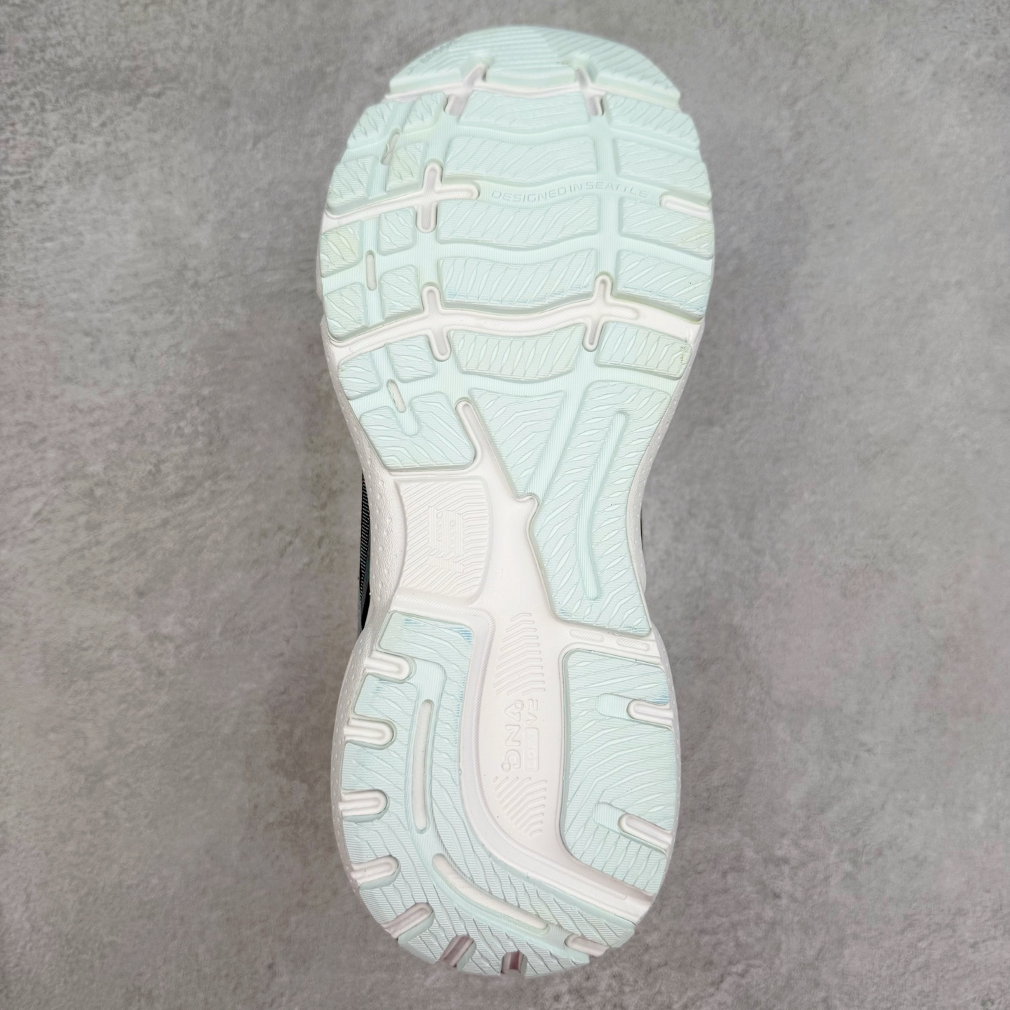 图片[9]-Brooks布鲁克斯 Ghost 15 马拉松舒适百搭防滑耐磨低帮跑步鞋 Brooks 四大跑鞋之一 百年品牌 跑鞋从外形上基本就能判断这是一款速度跑鞋 简洁干练的外形结构和极强的运动流线型看着非常有速度感 上脚的第一感觉是非常轻 美码9码的鞋单只206g不到 从个人偏好来说 200g左右的竞速鞋最具安全感 鞋面采用单层网布 很薄 前掌使用了大量开放式网眼 排气直接快速 透气性上乘 鞋舌也是轻量化设计 仅为一层麂皮 和脚背完美贴合 鞋舌中央有个防偏穿孔 从实际穿着来看 通常鞋舌都是外偏 如果是防偏穿孔位于中心 防偏效果其实并不十分有效 如果采用趋外侧的偏心设计更有效 鞋帮泡棉填充量不大 但非常紧凑 贴合舒适 包裹稳固 内置硬质TPU保证必要的稳定性 跑鞋中底采用的是DNA FLASH科技材料 DNA FLASH中底科技 是Brooks第一款将氮气注入中底的创新科技 主要原理是借助“超临界流体”发泡技术 将液态氮稳定的转化为气态氮 并使其均匀地形成无数紧密贴合的密闭式气囊结构 尺码：36 36.5 37.5 38 38.5 39 40 40.5 41 42 42.5 43 44 44.5 45 46-选品中心