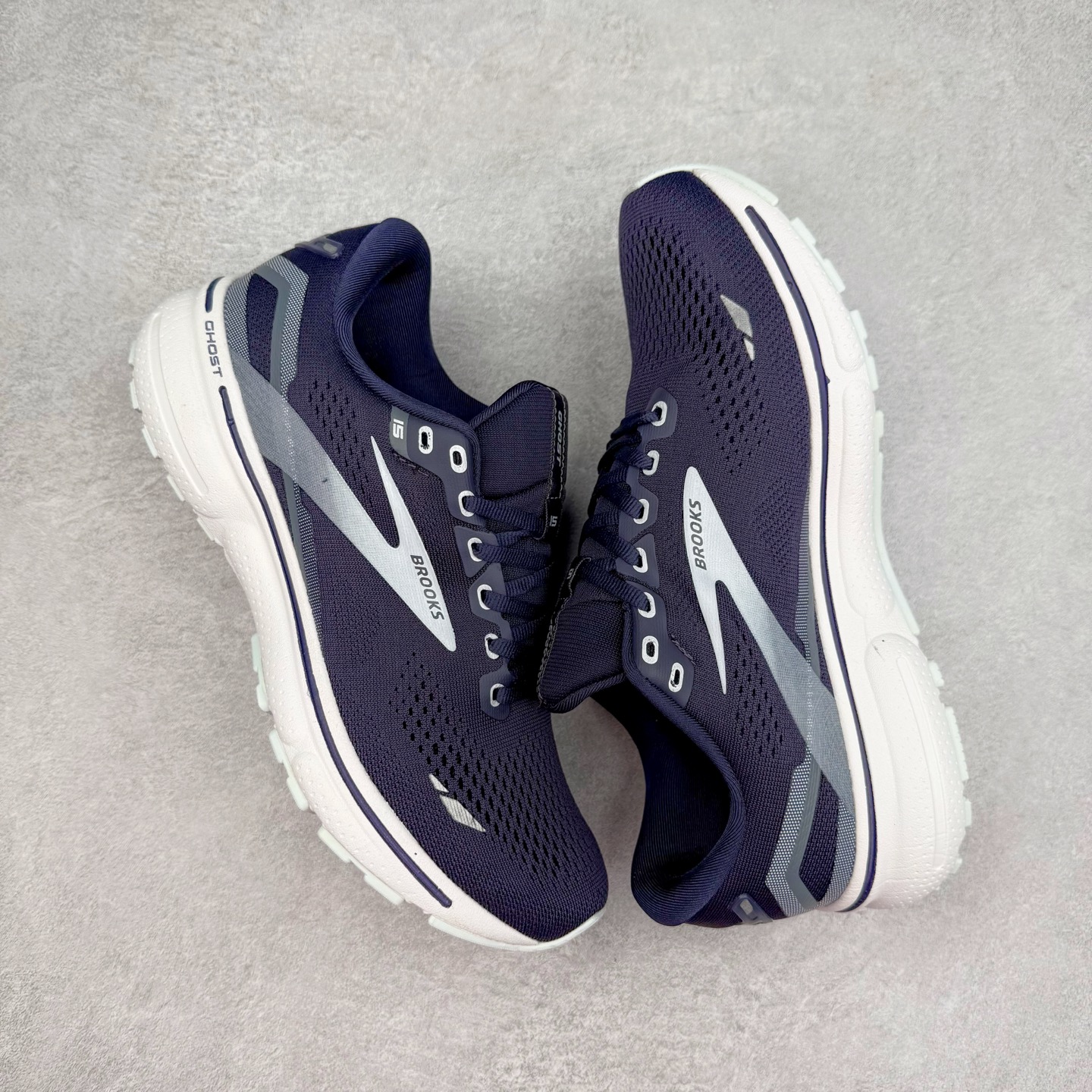 图片[3]-Brooks布鲁克斯 Ghost 15 马拉松舒适百搭防滑耐磨低帮跑步鞋 Brooks 四大跑鞋之一 百年品牌 跑鞋从外形上基本就能判断这是一款速度跑鞋 简洁干练的外形结构和极强的运动流线型看着非常有速度感 上脚的第一感觉是非常轻 美码9码的鞋单只206g不到 从个人偏好来说 200g左右的竞速鞋最具安全感 鞋面采用单层网布 很薄 前掌使用了大量开放式网眼 排气直接快速 透气性上乘 鞋舌也是轻量化设计 仅为一层麂皮 和脚背完美贴合 鞋舌中央有个防偏穿孔 从实际穿着来看 通常鞋舌都是外偏 如果是防偏穿孔位于中心 防偏效果其实并不十分有效 如果采用趋外侧的偏心设计更有效 鞋帮泡棉填充量不大 但非常紧凑 贴合舒适 包裹稳固 内置硬质TPU保证必要的稳定性 跑鞋中底采用的是DNA FLASH科技材料 DNA FLASH中底科技 是Brooks第一款将氮气注入中底的创新科技 主要原理是借助“超临界流体”发泡技术 将液态氮稳定的转化为气态氮 并使其均匀地形成无数紧密贴合的密闭式气囊结构 尺码：36 36.5 37.5 38 38.5 39 40 40.5 41 42 42.5 43 44 44.5 45 46-选品中心