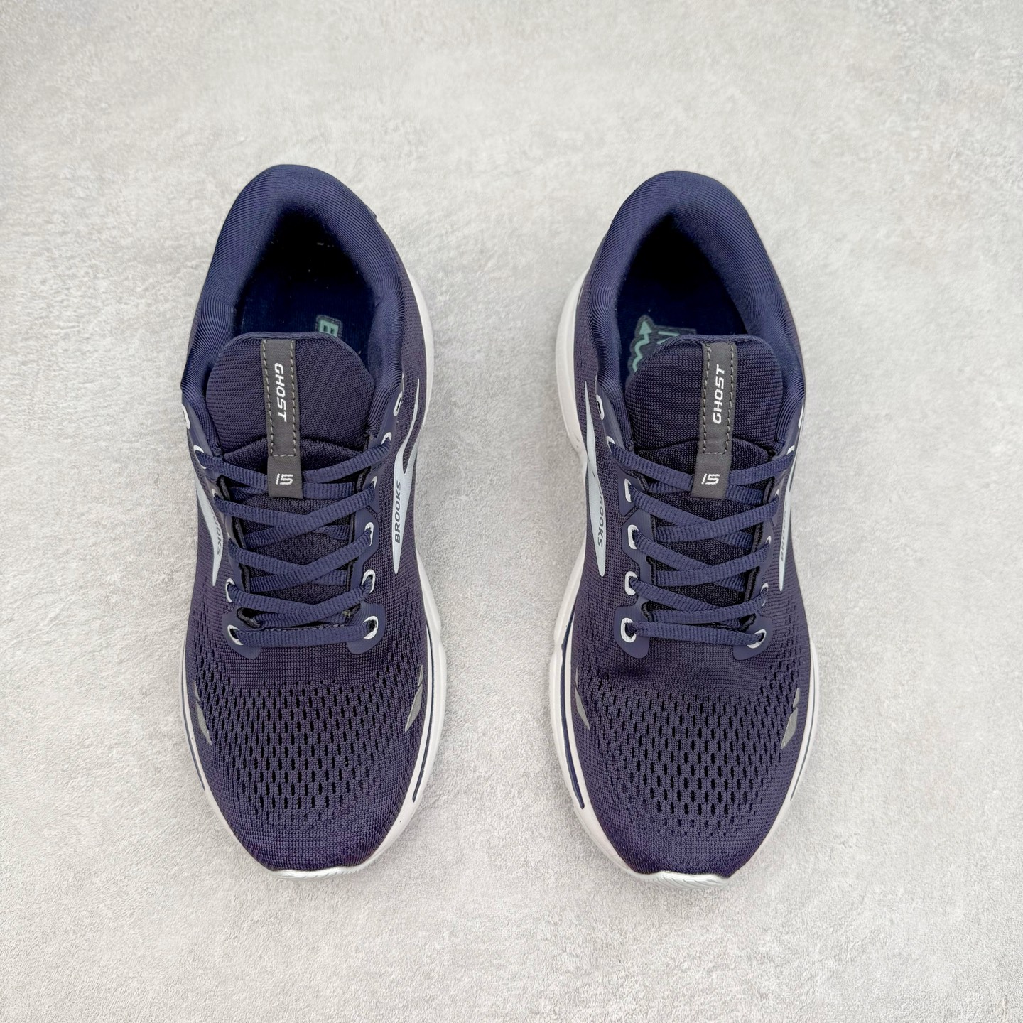 图片[2]-Brooks布鲁克斯 Ghost 15 马拉松舒适百搭防滑耐磨低帮跑步鞋 Brooks 四大跑鞋之一 百年品牌 跑鞋从外形上基本就能判断这是一款速度跑鞋 简洁干练的外形结构和极强的运动流线型看着非常有速度感 上脚的第一感觉是非常轻 美码9码的鞋单只206g不到 从个人偏好来说 200g左右的竞速鞋最具安全感 鞋面采用单层网布 很薄 前掌使用了大量开放式网眼 排气直接快速 透气性上乘 鞋舌也是轻量化设计 仅为一层麂皮 和脚背完美贴合 鞋舌中央有个防偏穿孔 从实际穿着来看 通常鞋舌都是外偏 如果是防偏穿孔位于中心 防偏效果其实并不十分有效 如果采用趋外侧的偏心设计更有效 鞋帮泡棉填充量不大 但非常紧凑 贴合舒适 包裹稳固 内置硬质TPU保证必要的稳定性 跑鞋中底采用的是DNA FLASH科技材料 DNA FLASH中底科技 是Brooks第一款将氮气注入中底的创新科技 主要原理是借助“超临界流体”发泡技术 将液态氮稳定的转化为气态氮 并使其均匀地形成无数紧密贴合的密闭式气囊结构 尺码：36 36.5 37.5 38 38.5 39 40 40.5 41 42 42.5 43 44 44.5 45 46-选品中心