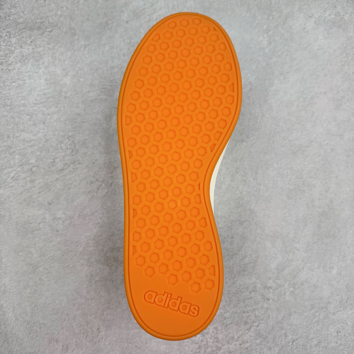 图片[9]-ADGRAND COURT ALPHA 三叶草休闲复古运动板鞋 经典侧面三道杠和鞋舌三道杠的标示彰显其身份 承载青春情怀的板鞋 品牌辨识度清晰 舒适百搭防滑耐磨 尺码：36 36.5 37.5 38 38.5 39 40 40.5 41 42 42.5 43 44 44.5 45-选品中心