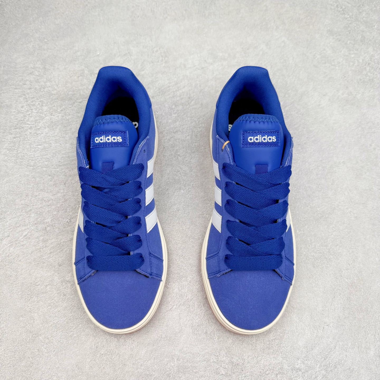 图片[2]-ADGRAND COURT ALPHA 三叶草休闲复古运动板鞋 经典侧面三道杠和鞋舌三道杠的标示彰显其身份 承载青春情怀的板鞋 品牌辨识度清晰 舒适百搭防滑耐磨 尺码：36 36.5 37.5 38 38.5 39 40 40.5 41 42 42.5 43 44 44.5 45-选品中心