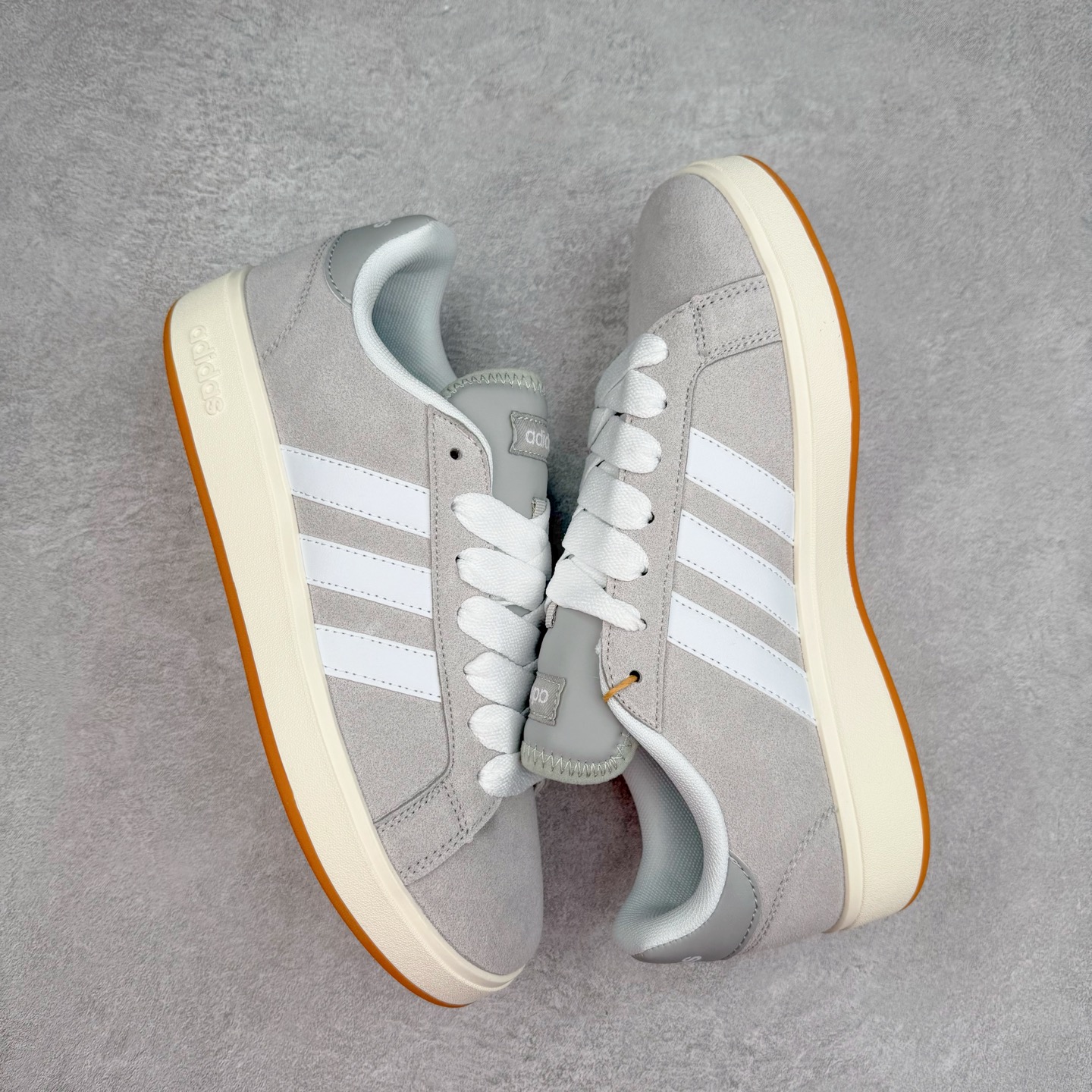 图片[3]-ADGRAND COURT ALPHA 三叶草休闲复古运动板鞋 经典侧面三道杠和鞋舌三道杠的标示彰显其身份 承载青春情怀的板鞋 品牌辨识度清晰 舒适百搭防滑耐磨 尺码：36 36.5 37.5 38 38.5 39 40 40.5 41 42 42.5 43 44 44.5 45-选品中心