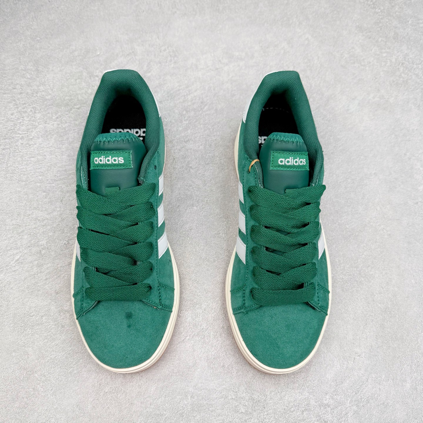 图片[2]-ADGRAND COURT ALPHA 三叶草休闲复古运动板鞋 经典侧面三道杠和鞋舌三道杠的标示彰显其身份 承载青春情怀的板鞋 品牌辨识度清晰 舒适百搭防滑耐磨 尺码：36 36.5 37.5 38 38.5 39 40 40.5 41 42 42.5 43 44 44.5 45-选品中心